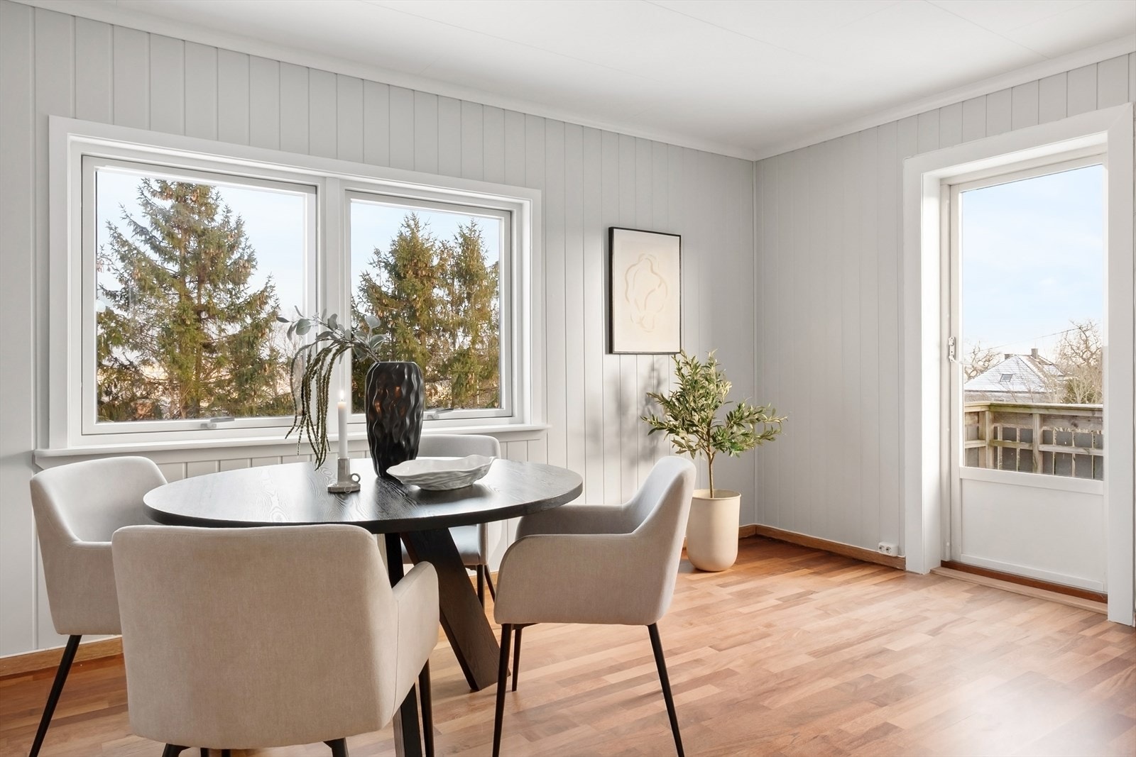 I naturlig tilknytning til sofagruppe ligger spiseplass ved vinduene, med hyggelig utsyn. Galleribilde