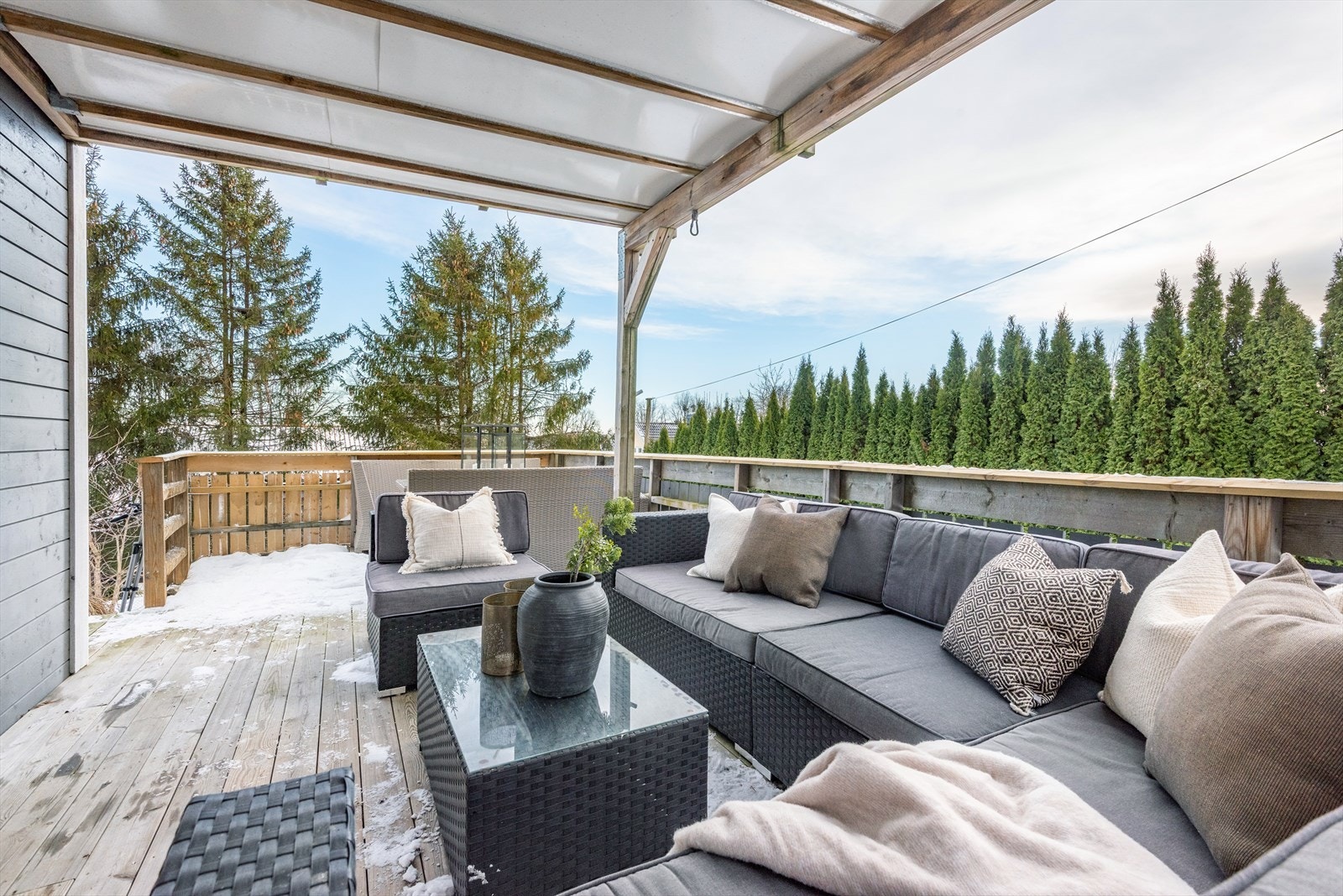 Uteplassen og tomten er skjermet med hekk og byr på en stor hage på baksiden av boligen, avskjermet fra vei. Galleribilde