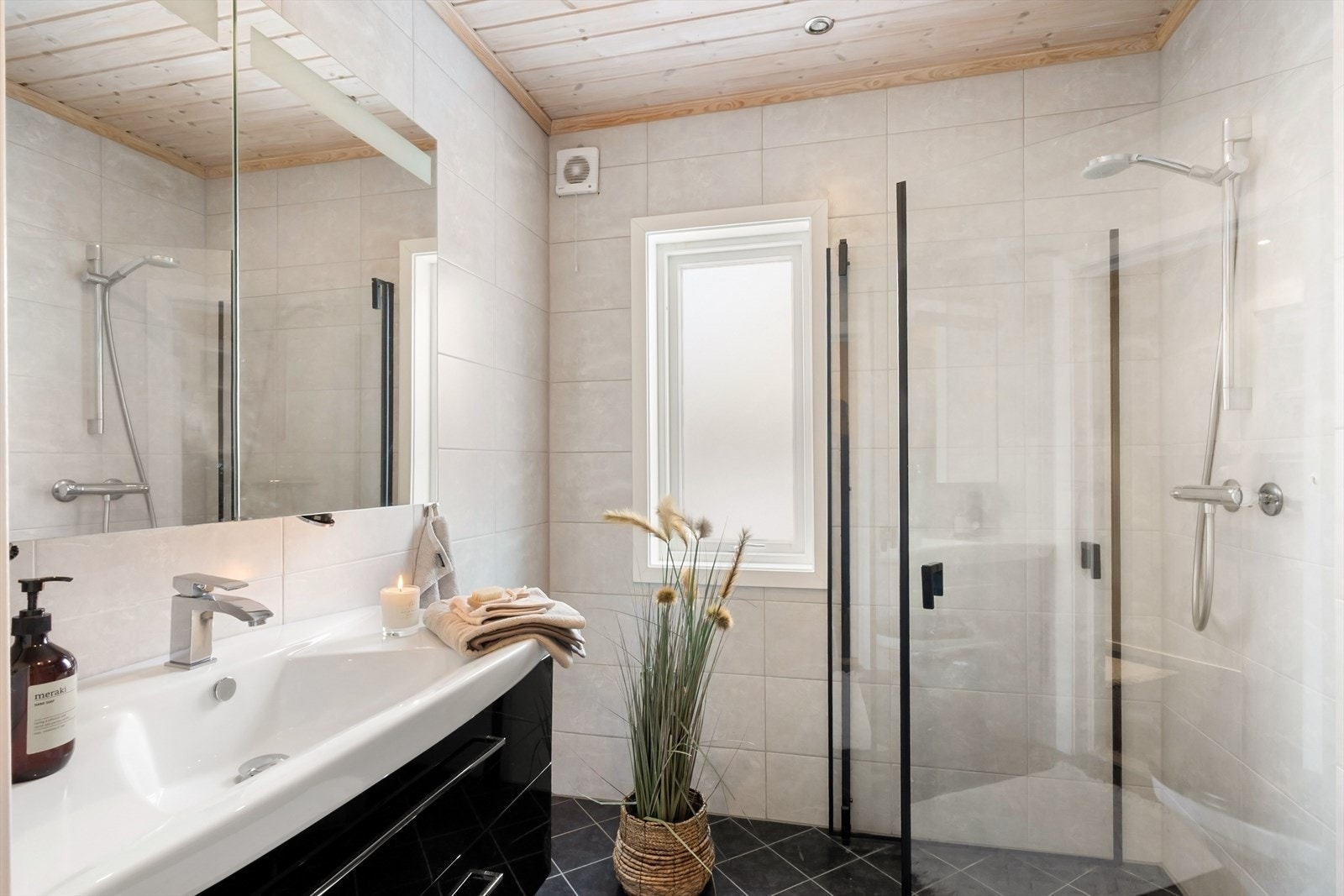 Badet i denne etasjen har flislagte overflater og downlights i himlingen. Galleribilde