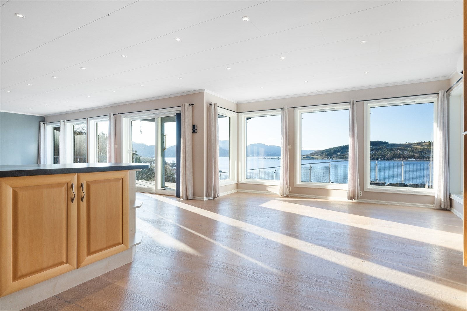 God plass til stort spisebord like ved kjøkkenet. Galleribilde