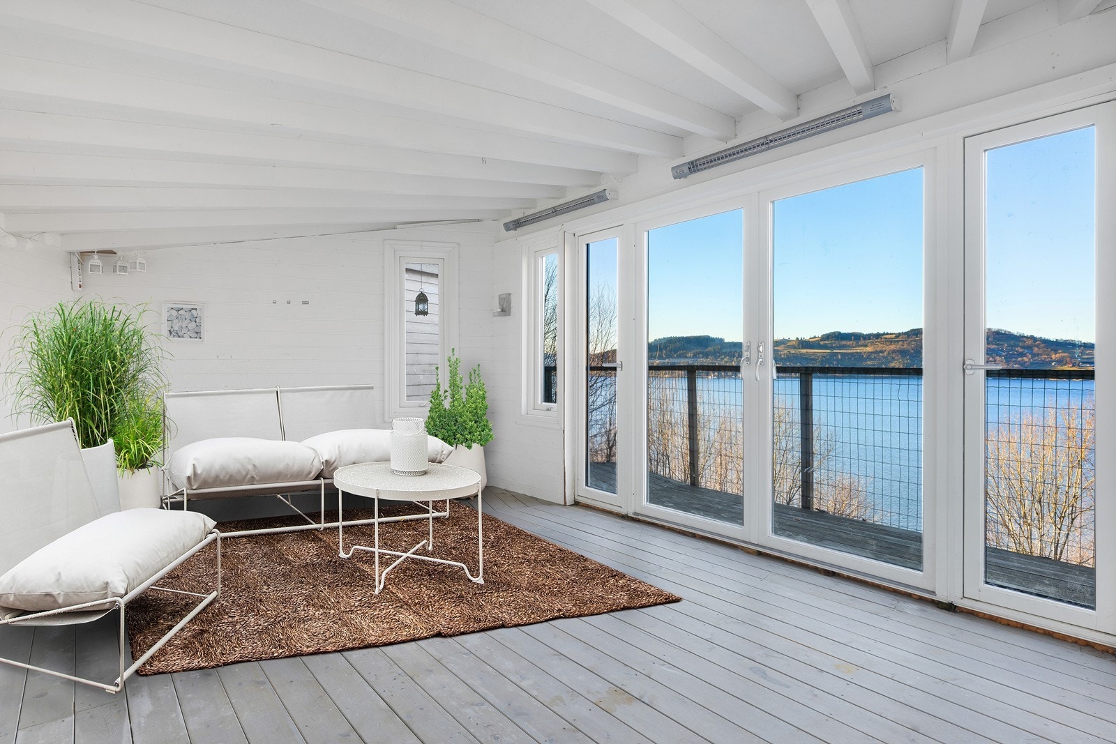 Samme rom der det er redigert inn møbler for en bedre rom forståelse. Galleribilde