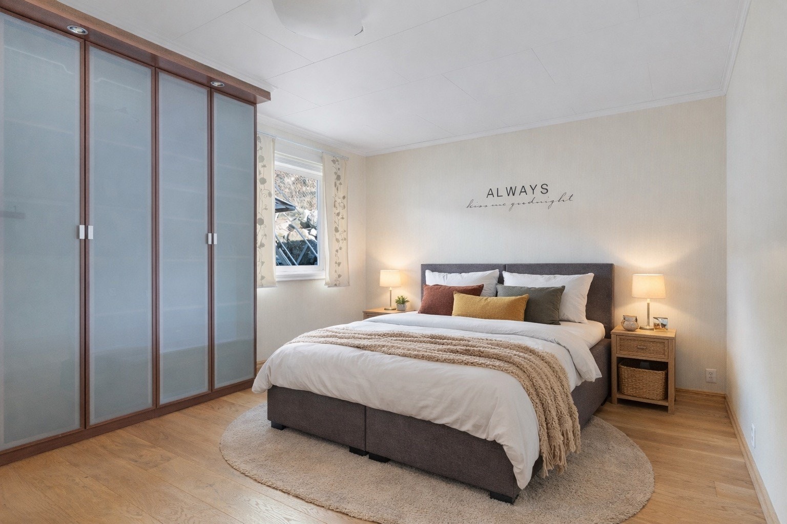 Samme rom der det er redigert inn møbler for en bedre rom forståelse. Galleribilde