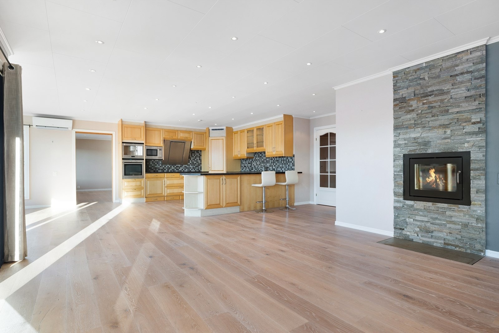 Åpen løsning mot stue gir en sosial og innbydende atmosfære. Galleribilde