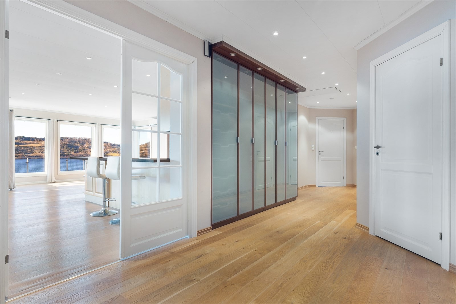 Boligen har godt med oppbevaringsplass i skap og vannbåren varme i alle gulv. Galleribilde