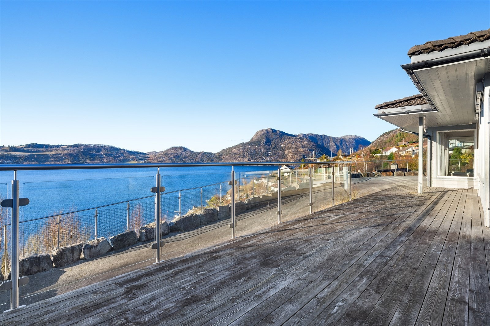 Eiendommen har en nydelig beliggenhet med både fjell og sjø i umiddelbar nærhet. Galleribilde