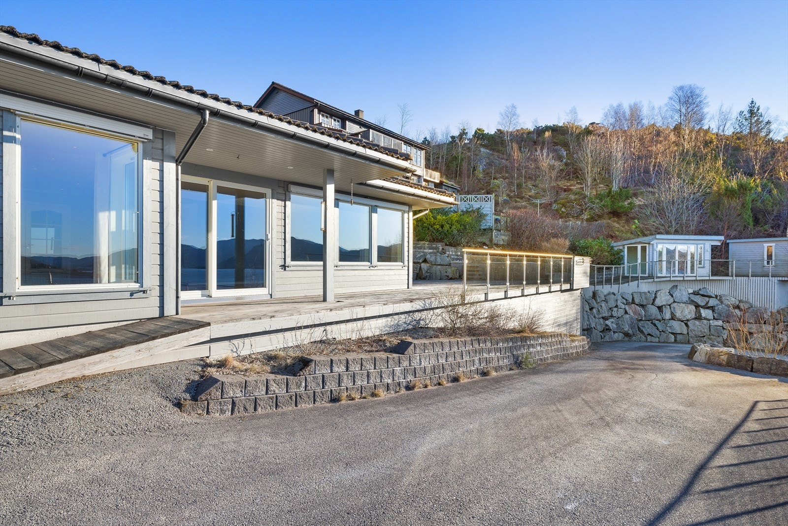 Tilrettelagte uteområder med trinnfri overgang mellom inne og ute. Galleribilde