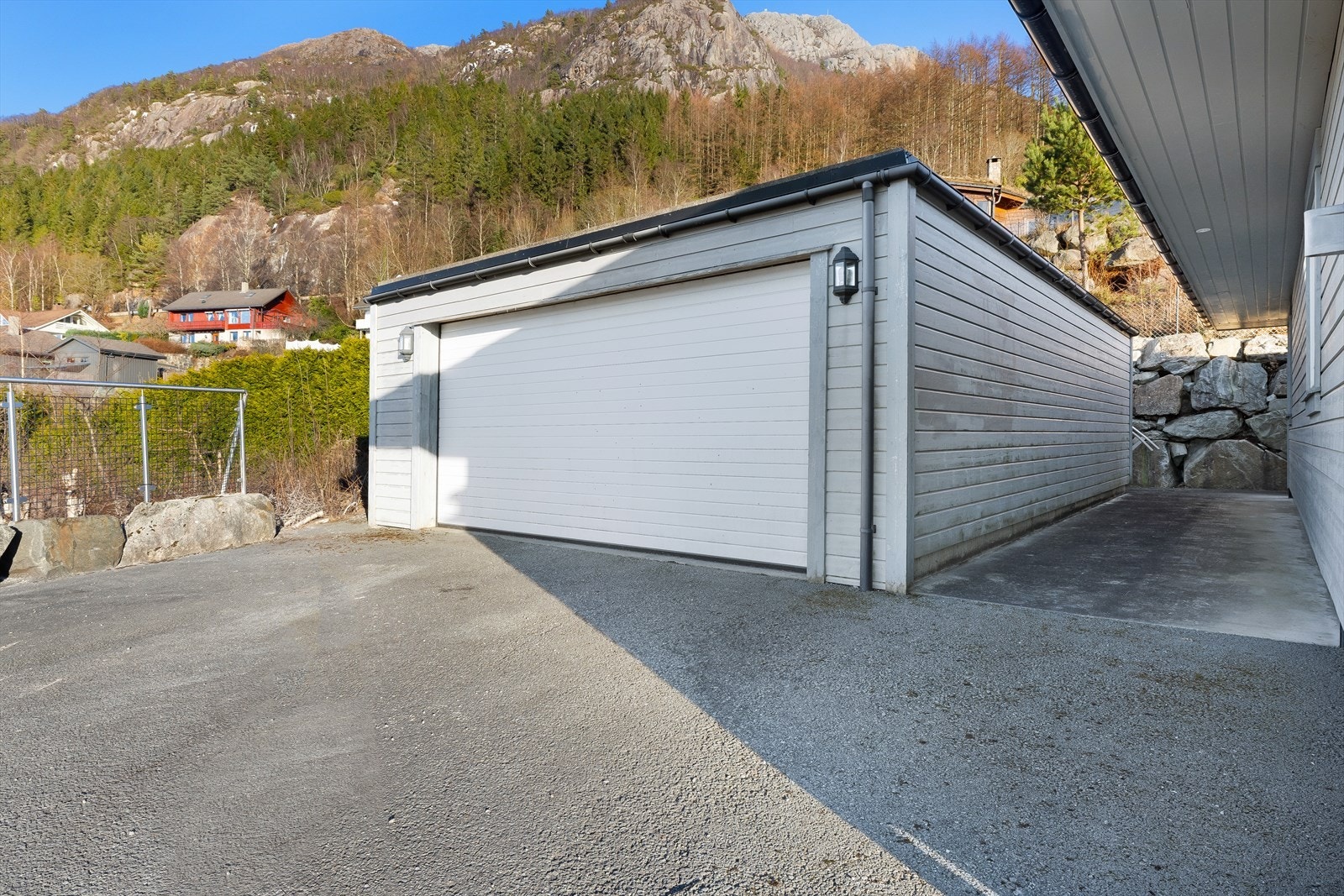 Romslig garasje Galleribilde