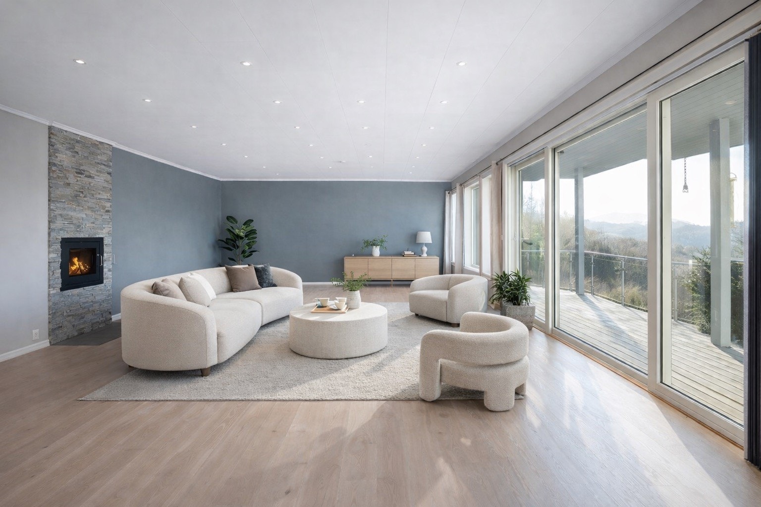 Samme rom der det er redigert inn møbler for en bedre rom forståelse. Galleribilde