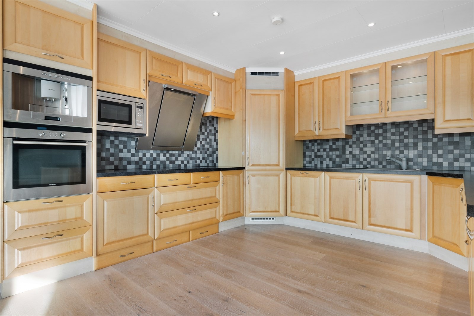 Et stort, integrert kjølehjørne gir ekstra kapasitet og oversiktlig oppbevaring - perfekt for den matglade eller for familien som ønsker god plass til både hverdagsvarer og selskap. Galleribilde