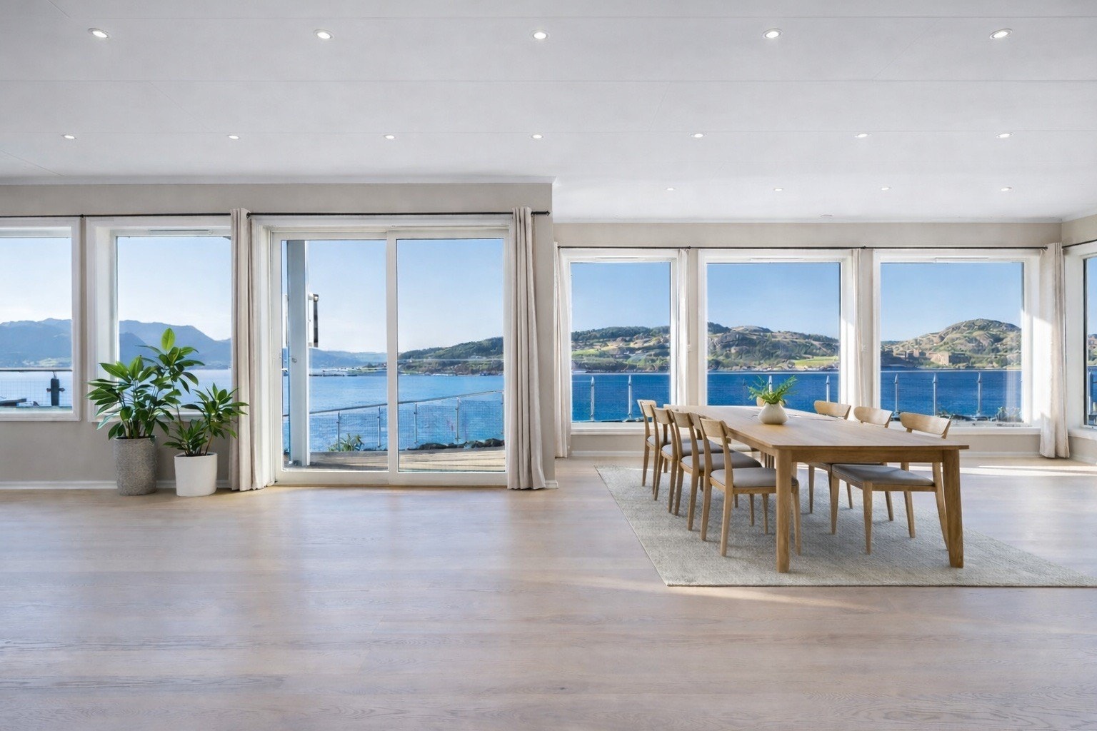 Samme rom der det er redigert inn møbler for en bedre rom forståelse. Galleribilde