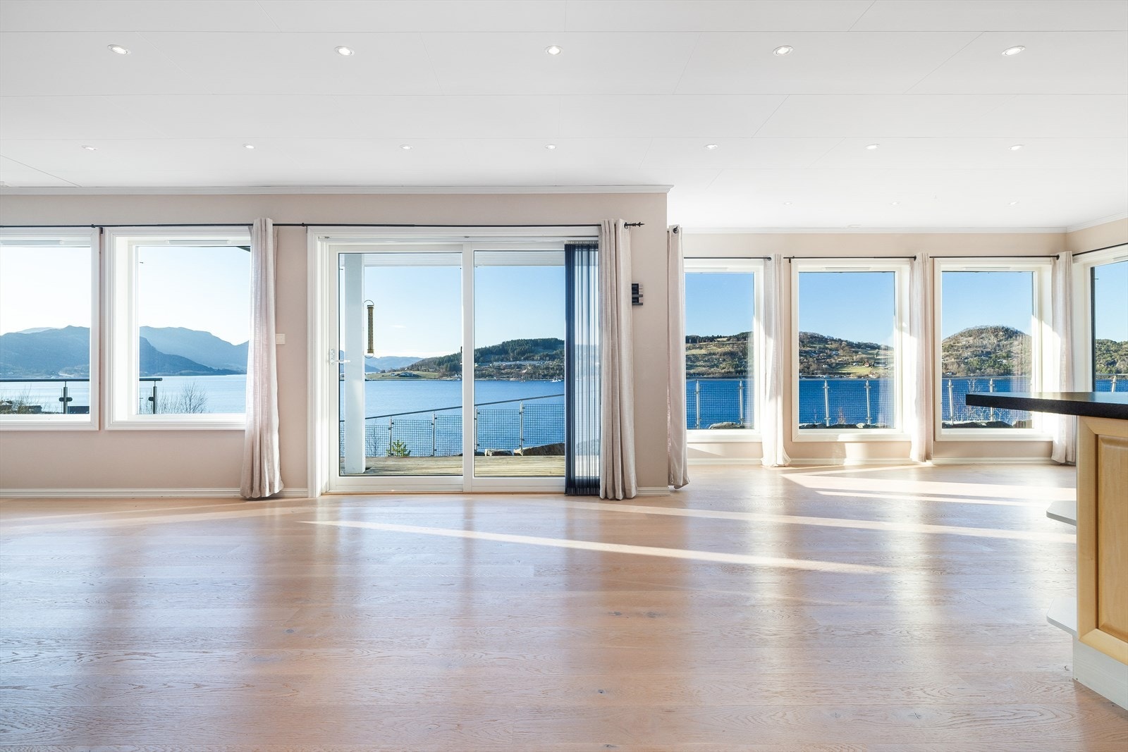 Lyst og romslig med store vindusflater og nydelig utsikt. Galleribilde