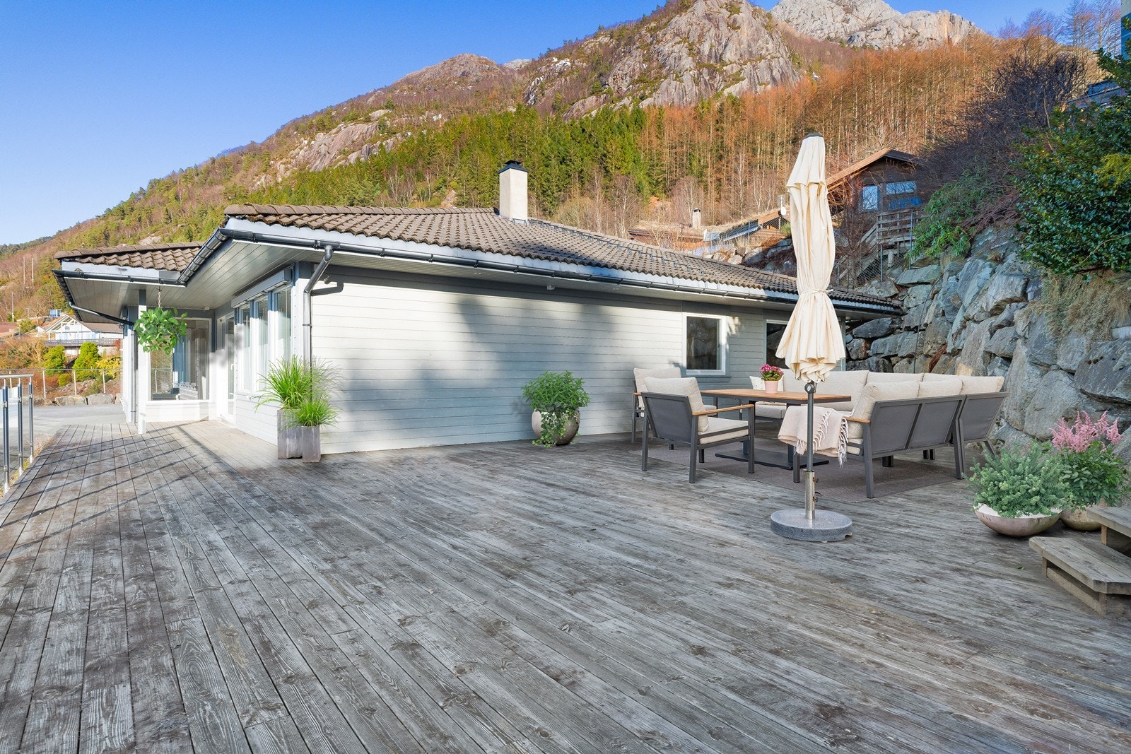 Samme bilde der det er redigert inn møbler for en bedre areal forståelse. Galleribilde