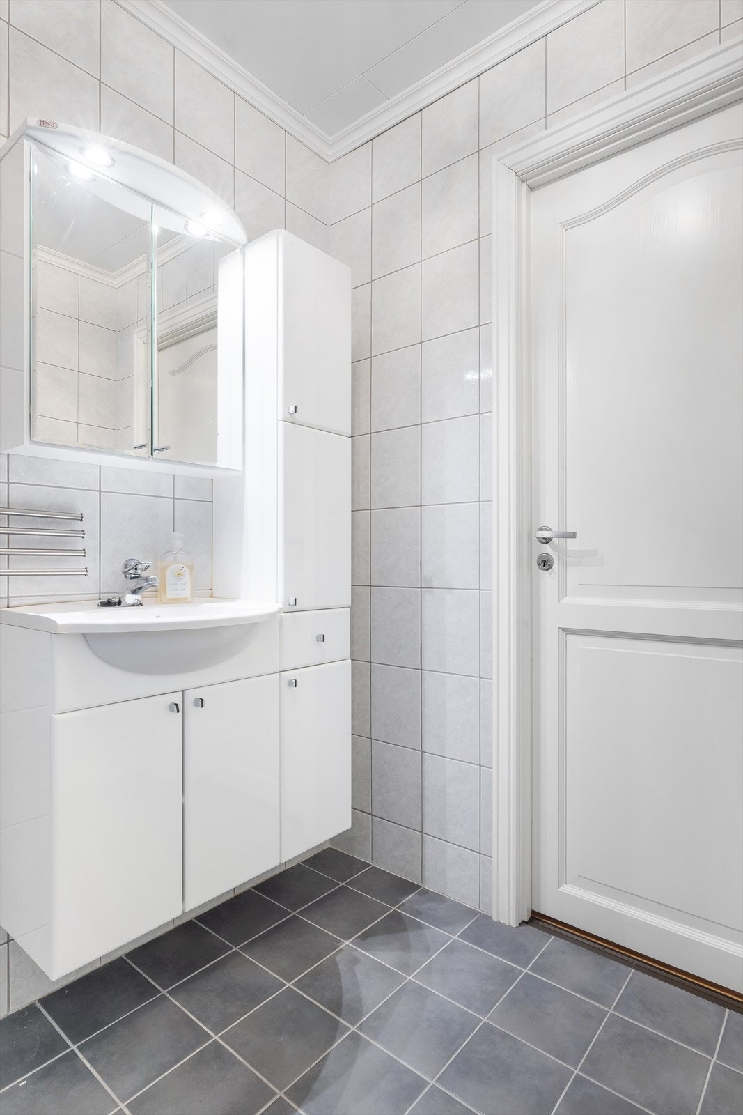 Helfliset baderom med dusj, moderne innredning og speilskap. Galleribilde