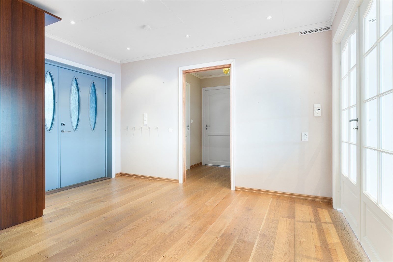 Romslig og innbydende hall med god garderobeløsning for oppbevaring av yttertøy og sko. Galleribilde