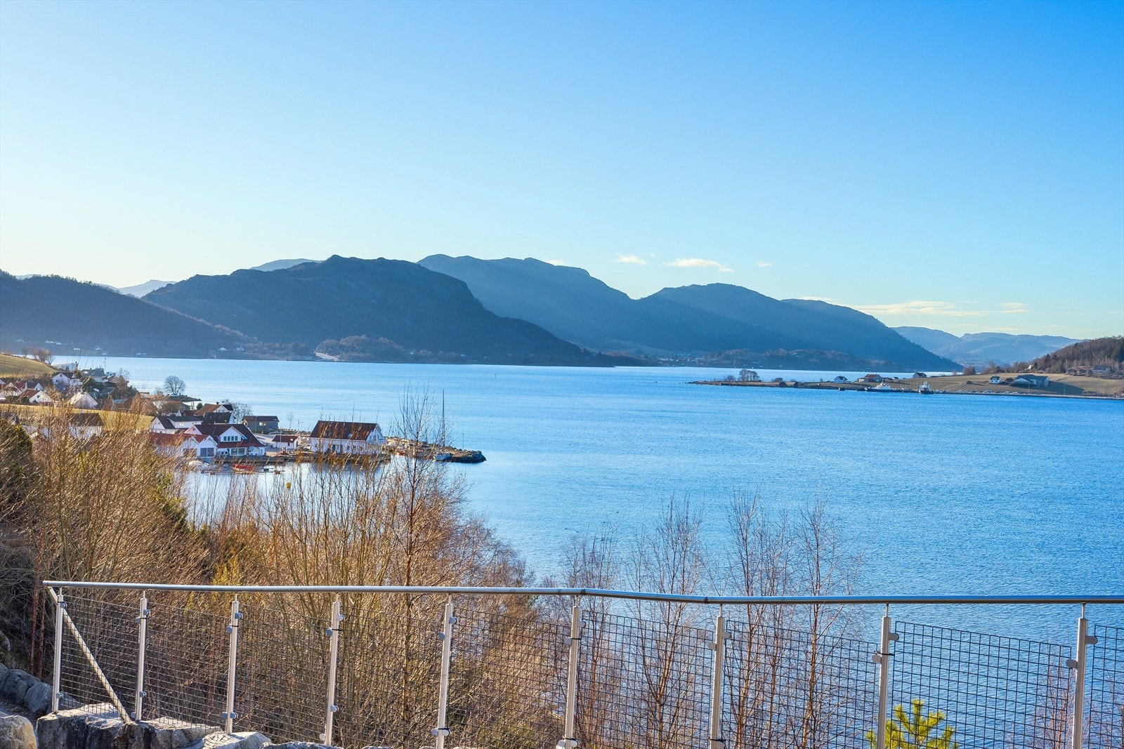 Her ser du like ned til den lokale Jokerbutikken, hvor du kan spasere bort langs strandpromenaden like nedenfor boligen. Her finner du cafe i butikk å nysteikte boller og brød! Galleribilde