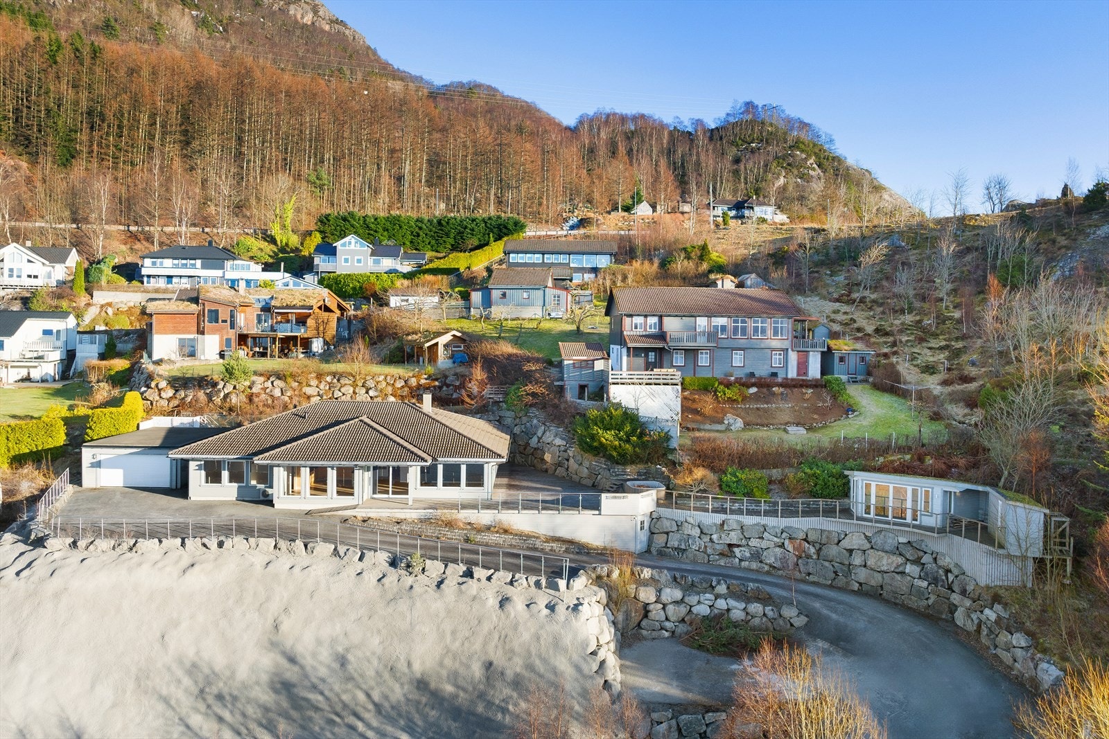 Flott enebolig med alt på ett plan med lettstelt tomt, utestue, stor solrik terrasse og dobbel garasje. Galleribilde