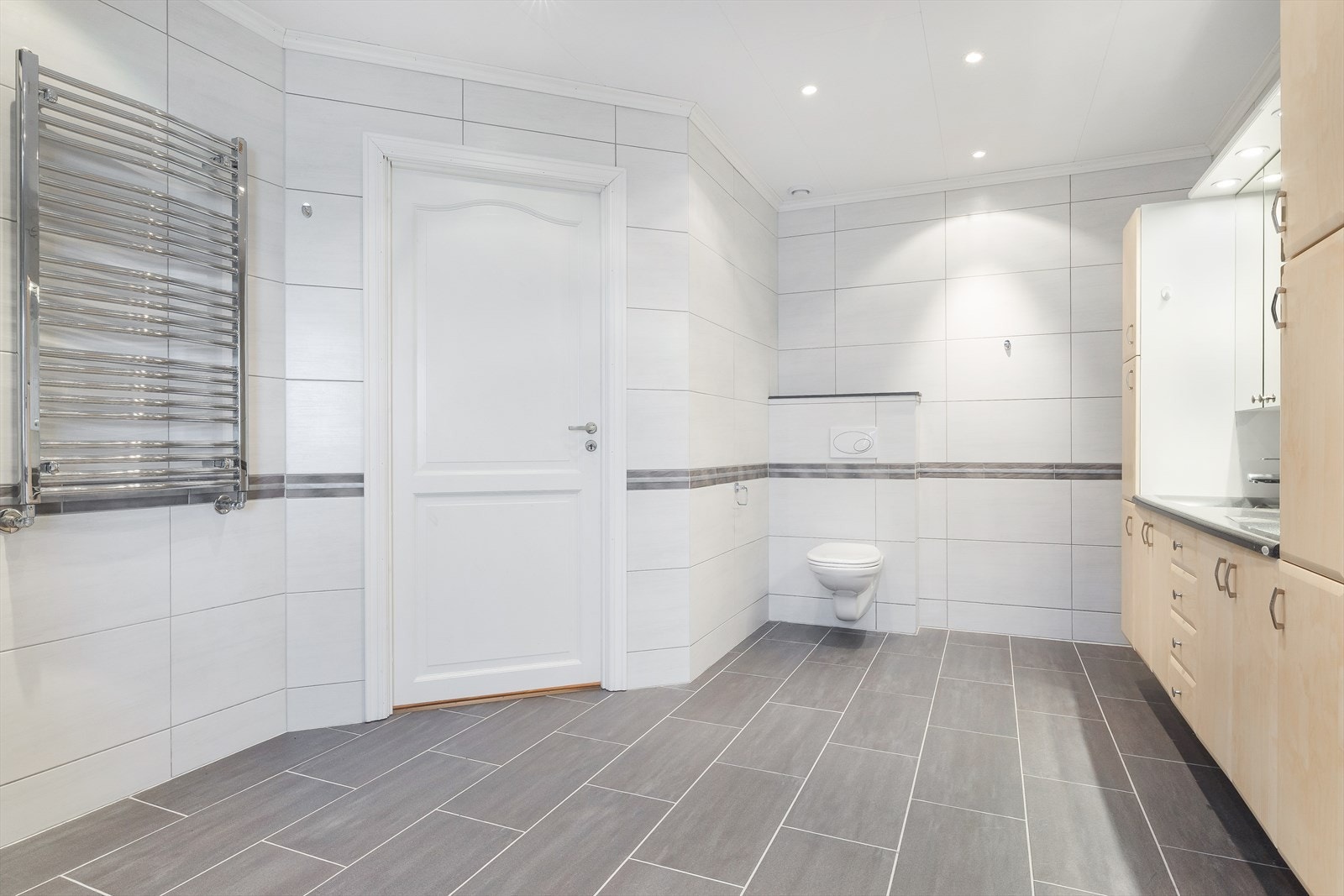 Store fliser gir et eksklusivt og helhetlig preg. Galleribilde