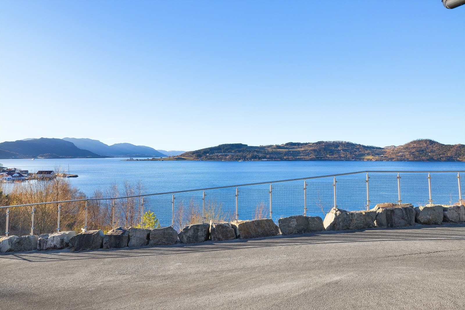 Eiendommen har en upåklagelig utsikt utover både Høgsfjorden og verdenskjente Lysefjorden! Galleribilde