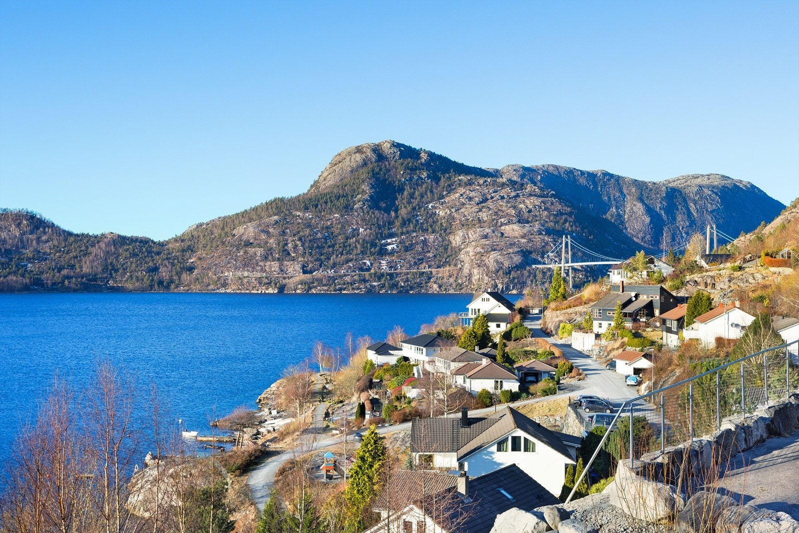 Eiendommen ligger innerst i blindvei, så her vil du ikke være plaget av særlig med trafikk! Hyggelig nabolag med familier i alle aldre. Galleribilde