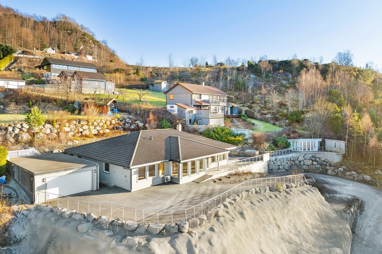 Kombinasjonen av fjell og fjord gir en unik ramme rundt eiendommen. Galleribilde