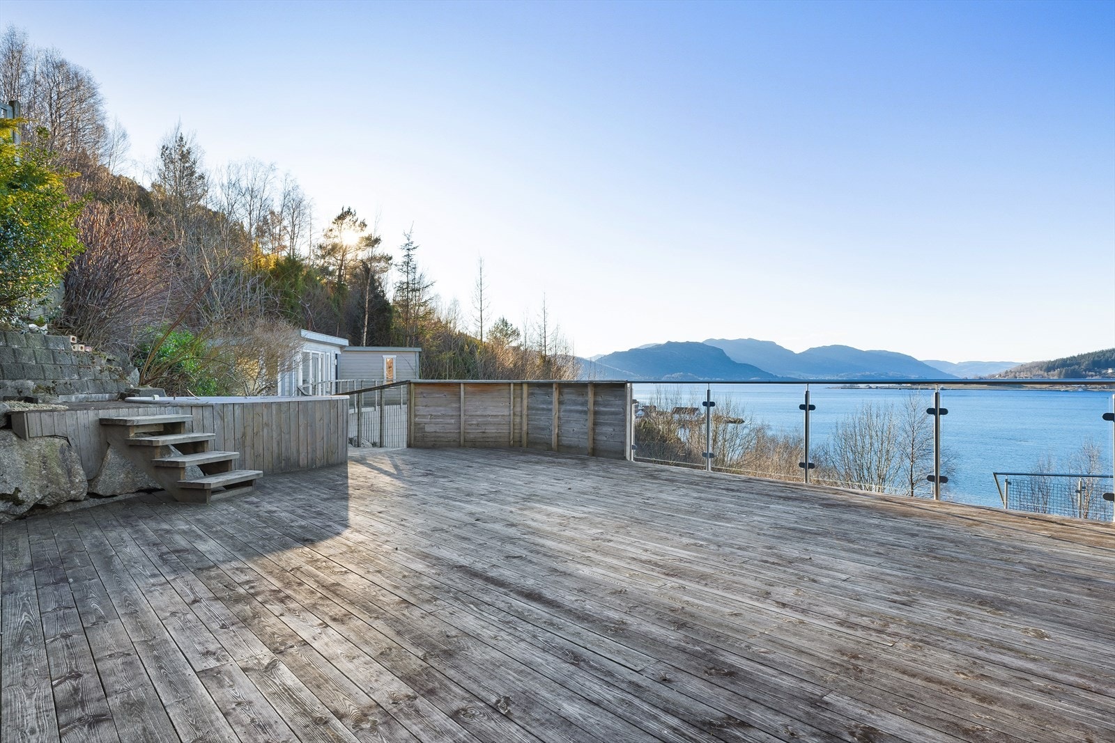 Hele 140 m² med terrasse- og balkongareal - rikelig med boltreplass utendørs. Galleribilde