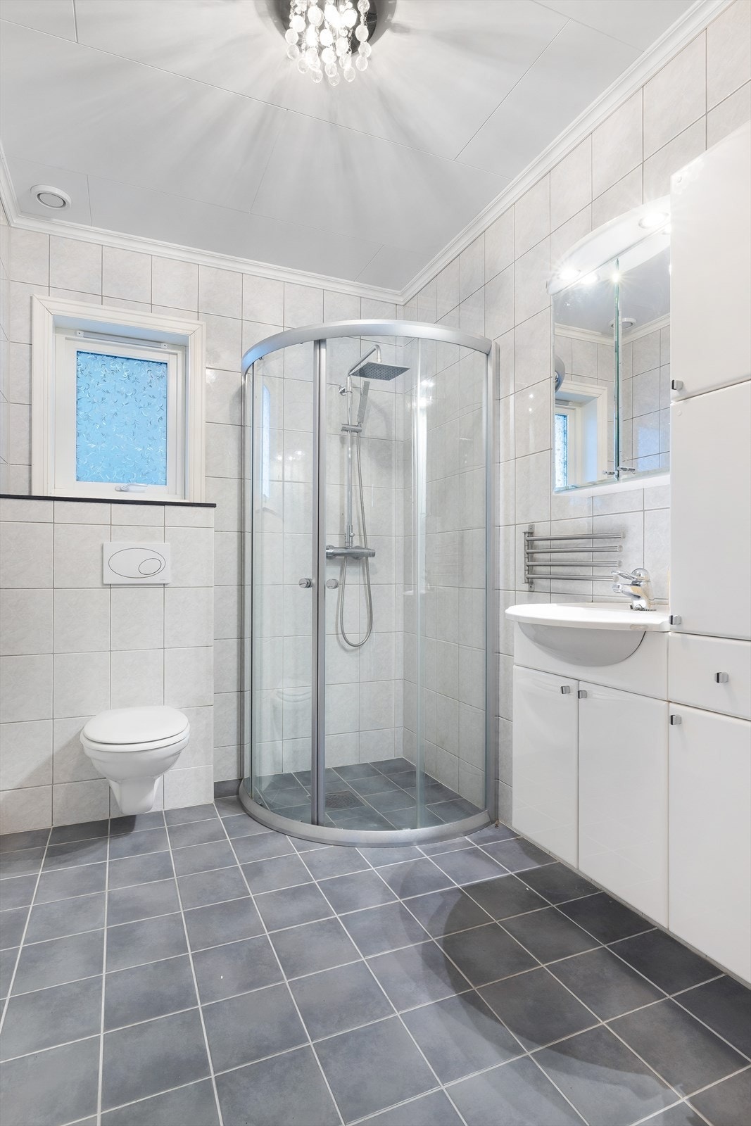 Vegghengt toalett gir et stilrent og tidløst uttrykk. Galleribilde