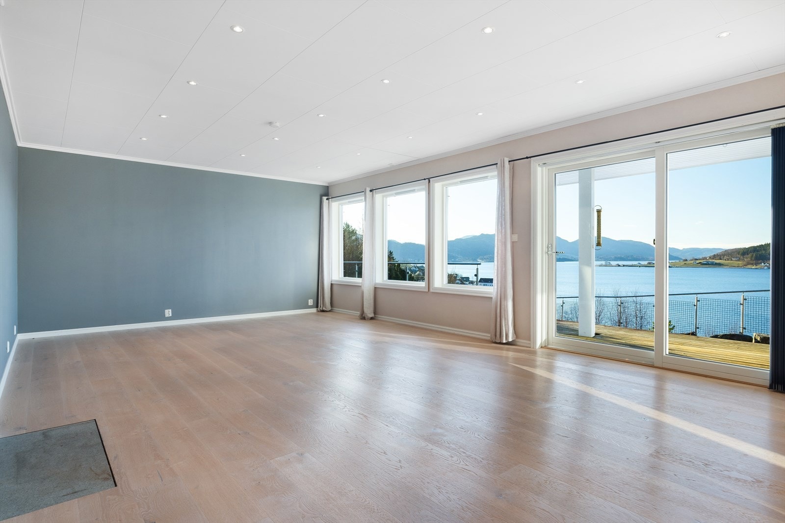 Stuen har direkte utgang til terrasse via skyvedører. Galleribilde