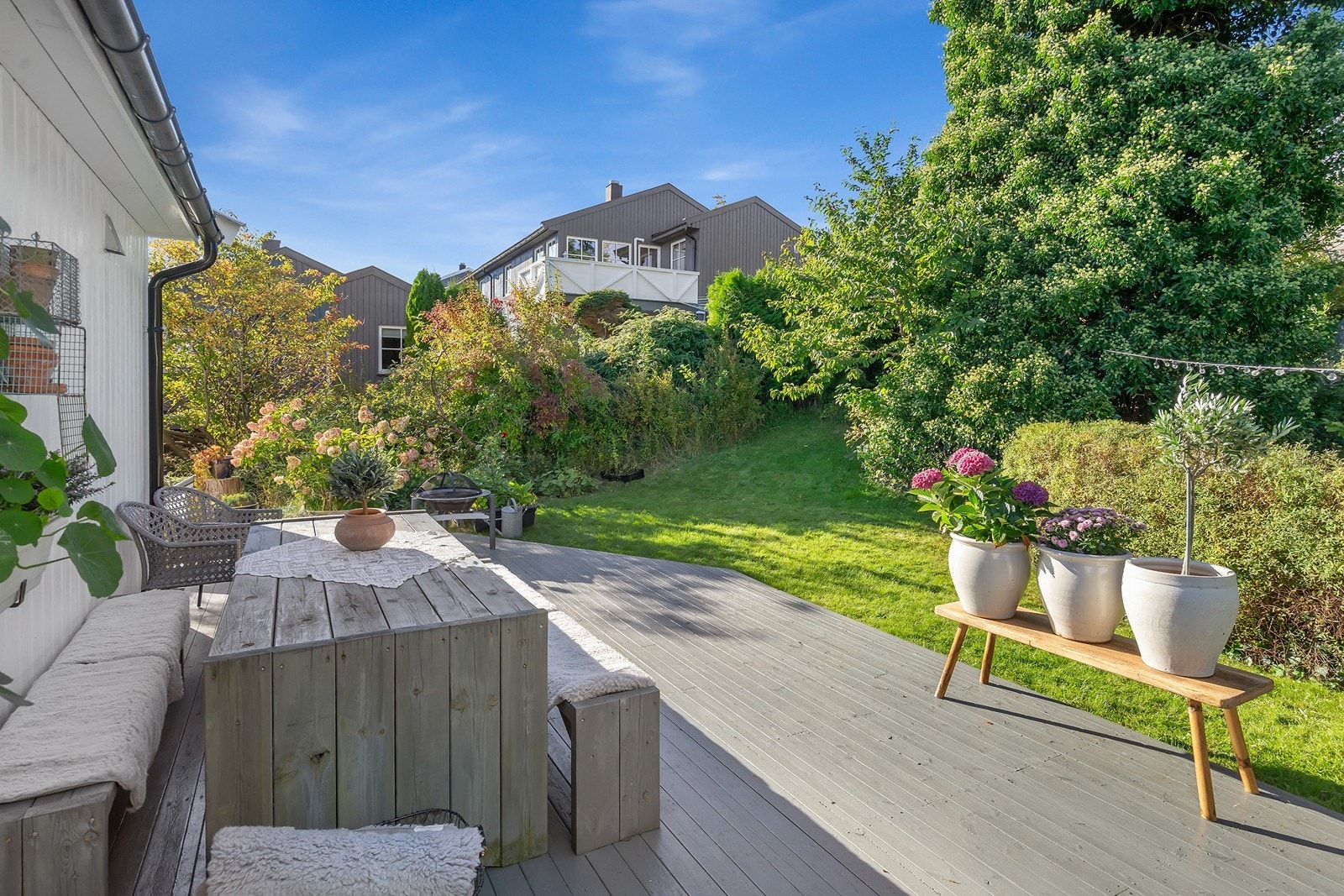 Uteområde er pent
opparbeidet med platting, plen og diverse beplantning Galleribilde