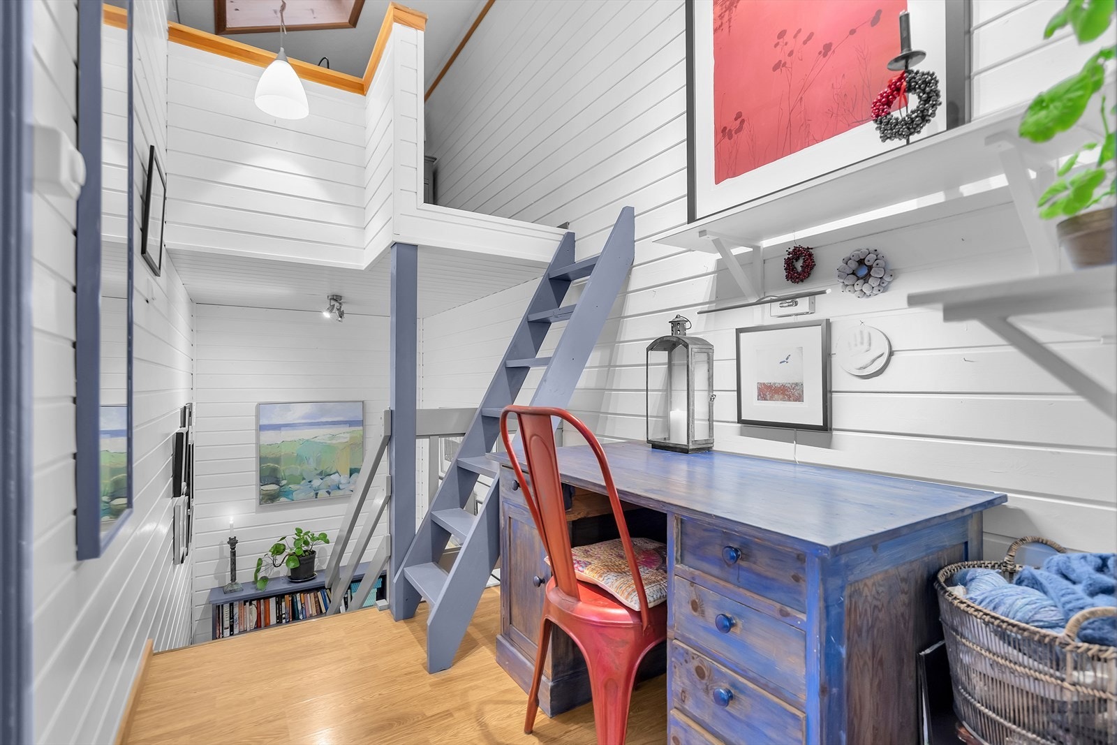 Videre går det opp til boligens 2.etasje der det er en hems over trappa
med et velux vindu i taket Galleribilde