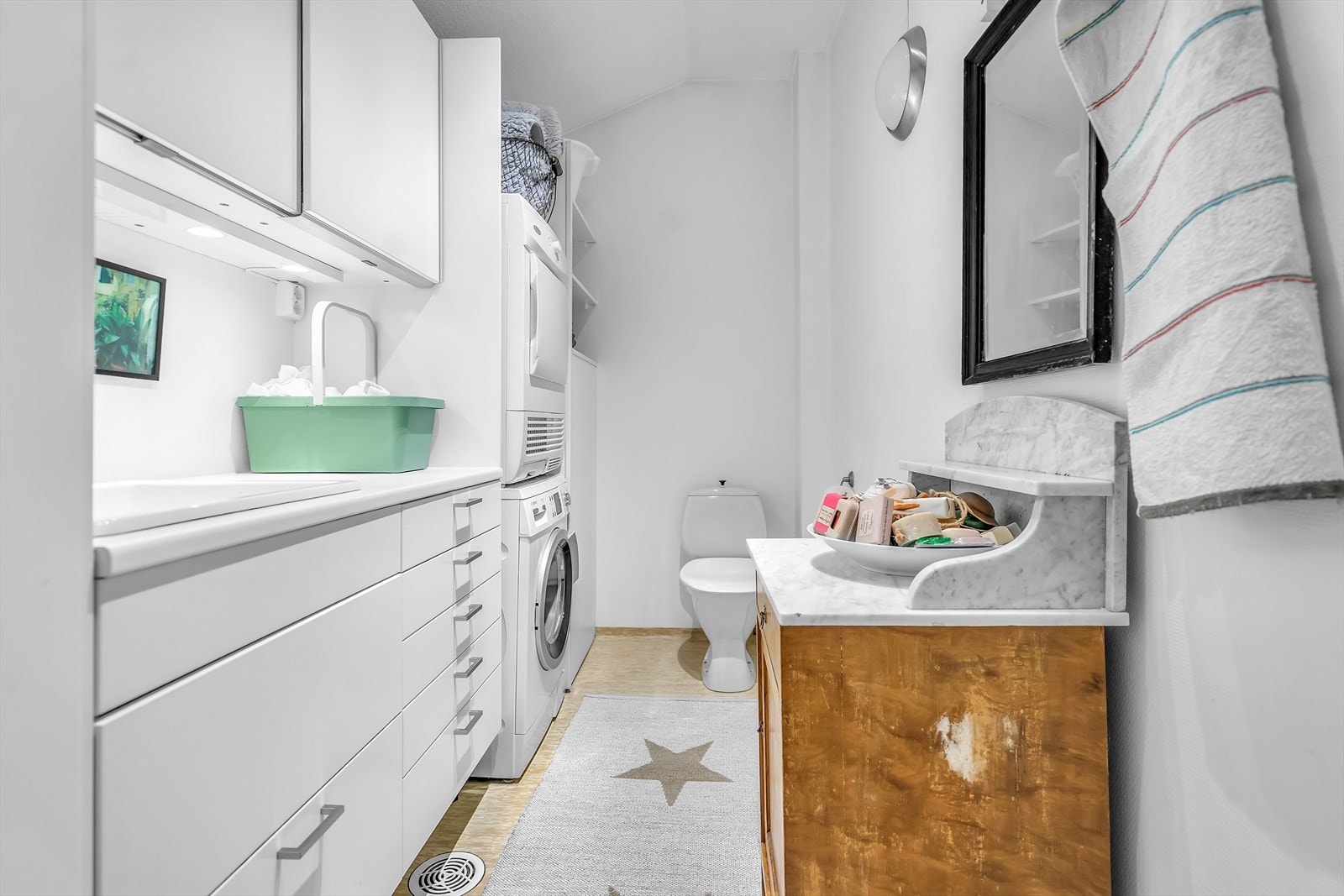 Innredning på vaskerom
med nedfelt servant, toalett og opplegg for vaskemaskin Galleribilde