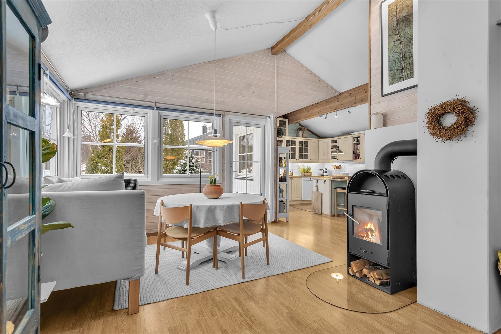 Vedovn i stue som bidrar godt til hygge og varme når gradene synker Galleribilde