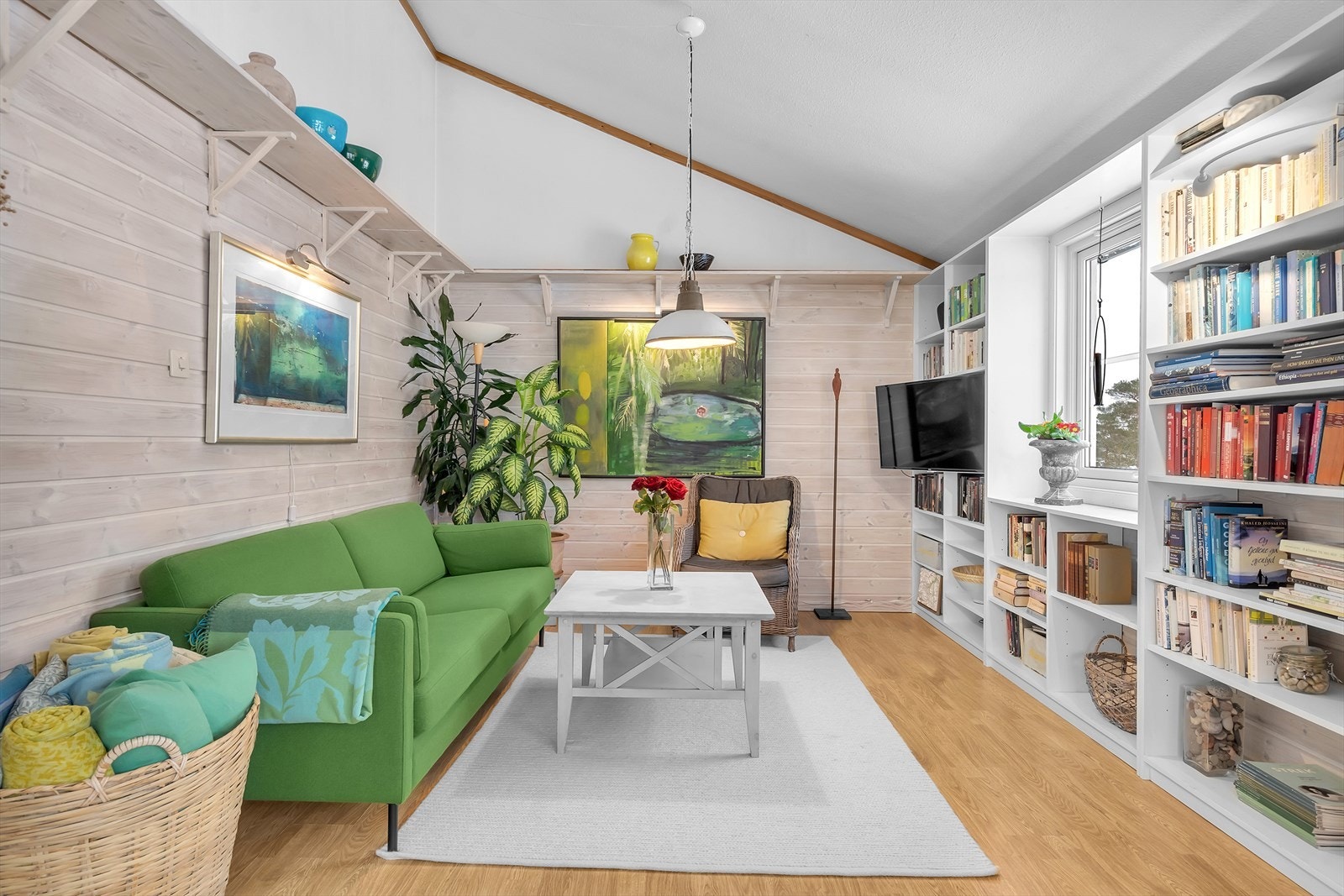 God takhøyde som gir en luftig romfølelse Galleribilde