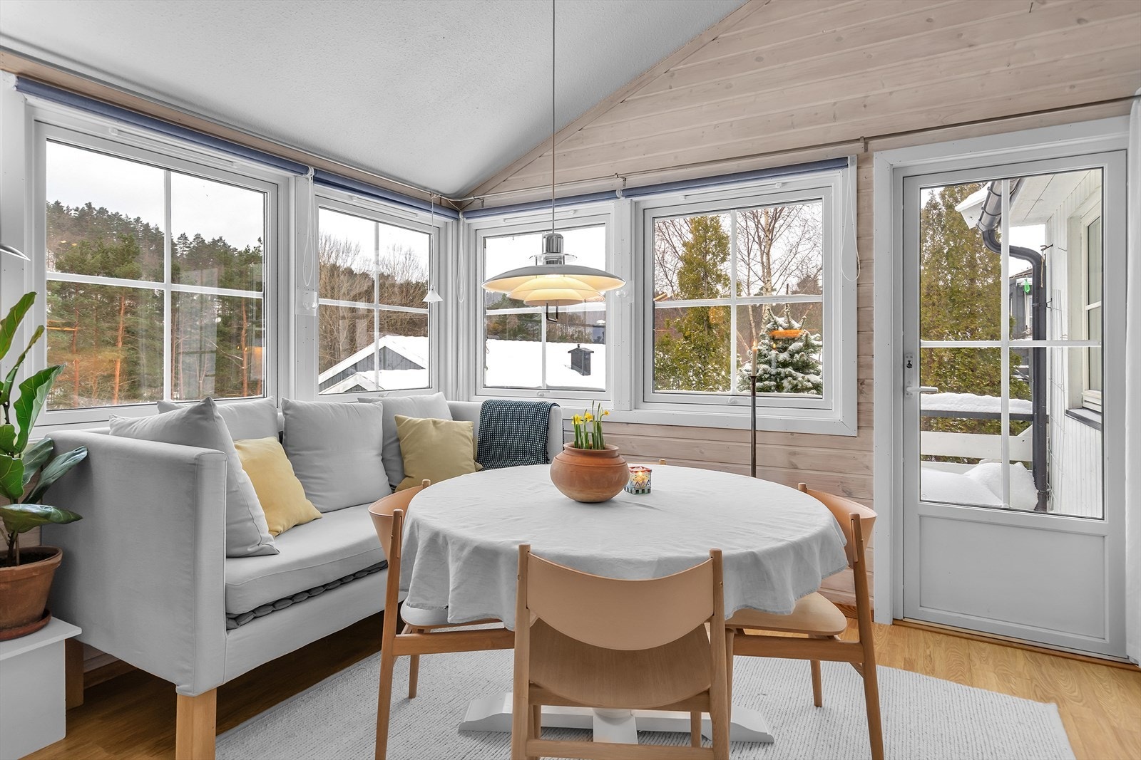 Fra stuen er det utgang til en koselig og solrik terrasse Galleribilde