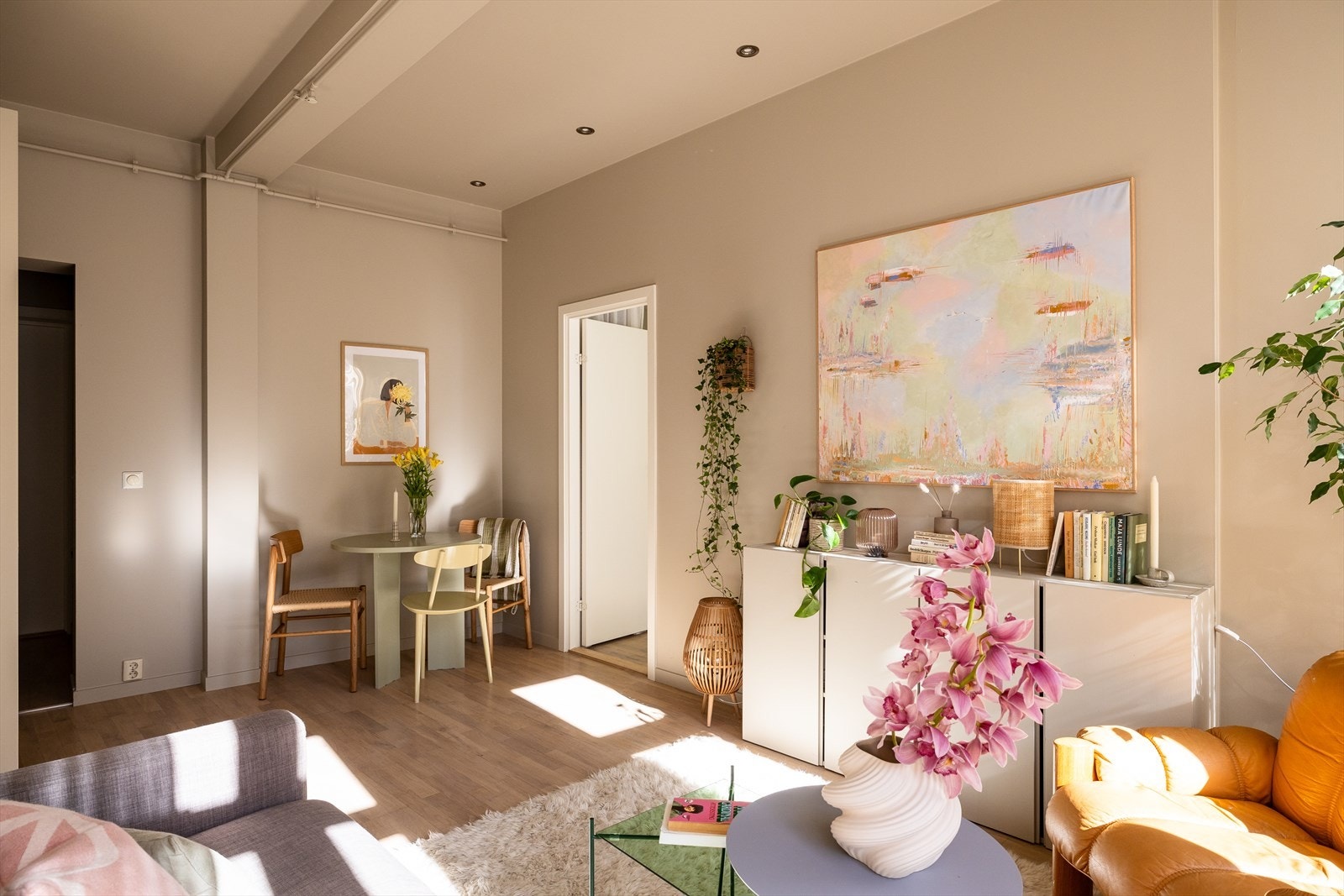 Her har du plass til spisebord hvor du kan invitere venner og familie på hyggelige middagsselskaper. Galleribilde