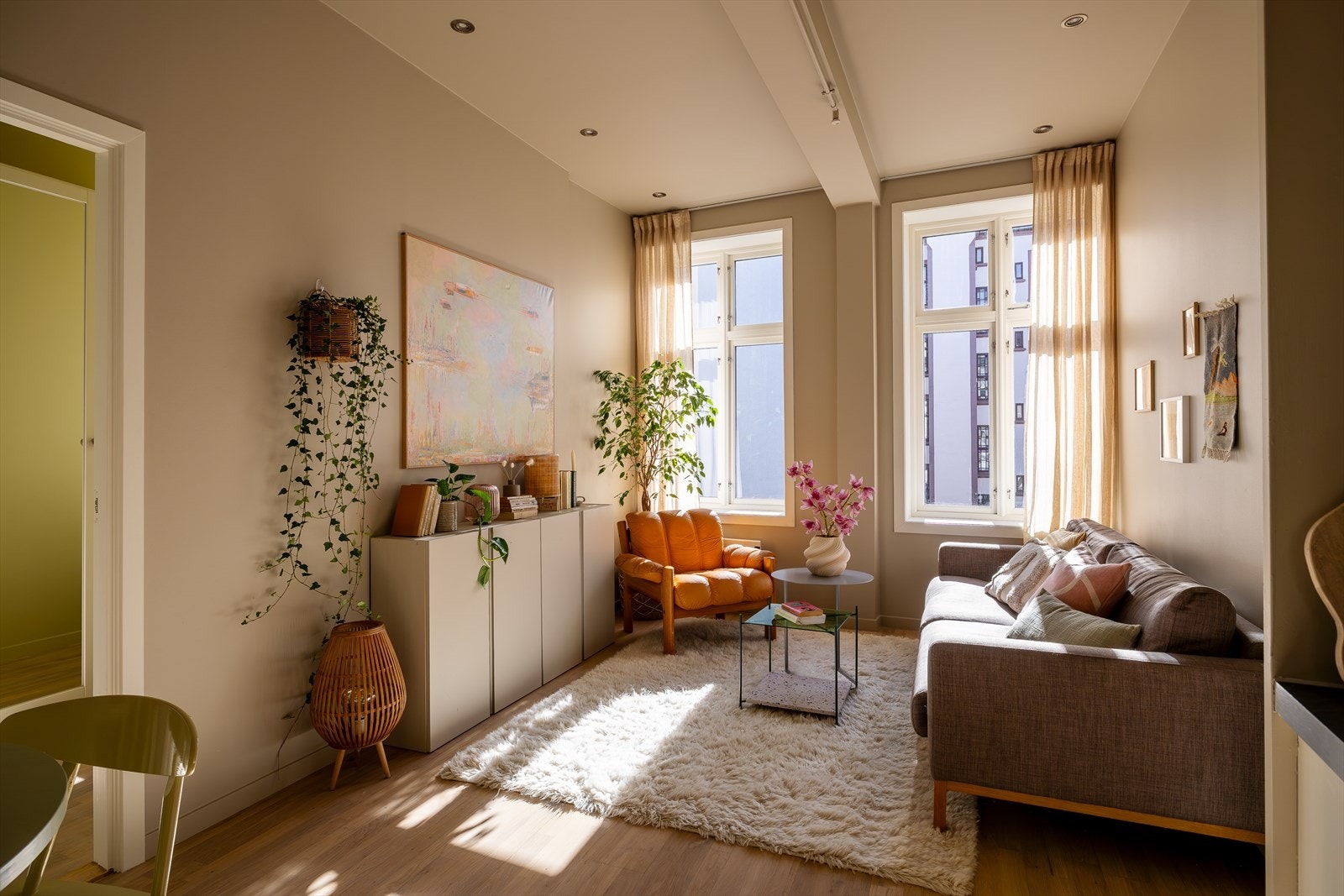 Det er montert downlights i taket som gir en lun og hyggelig atmosfære under morgen- og kveldstellet. Galleribilde