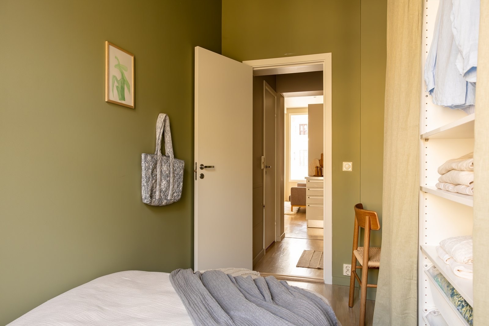 Her er det også plassbygget kontorhjørne inne på rommet. Galleribilde