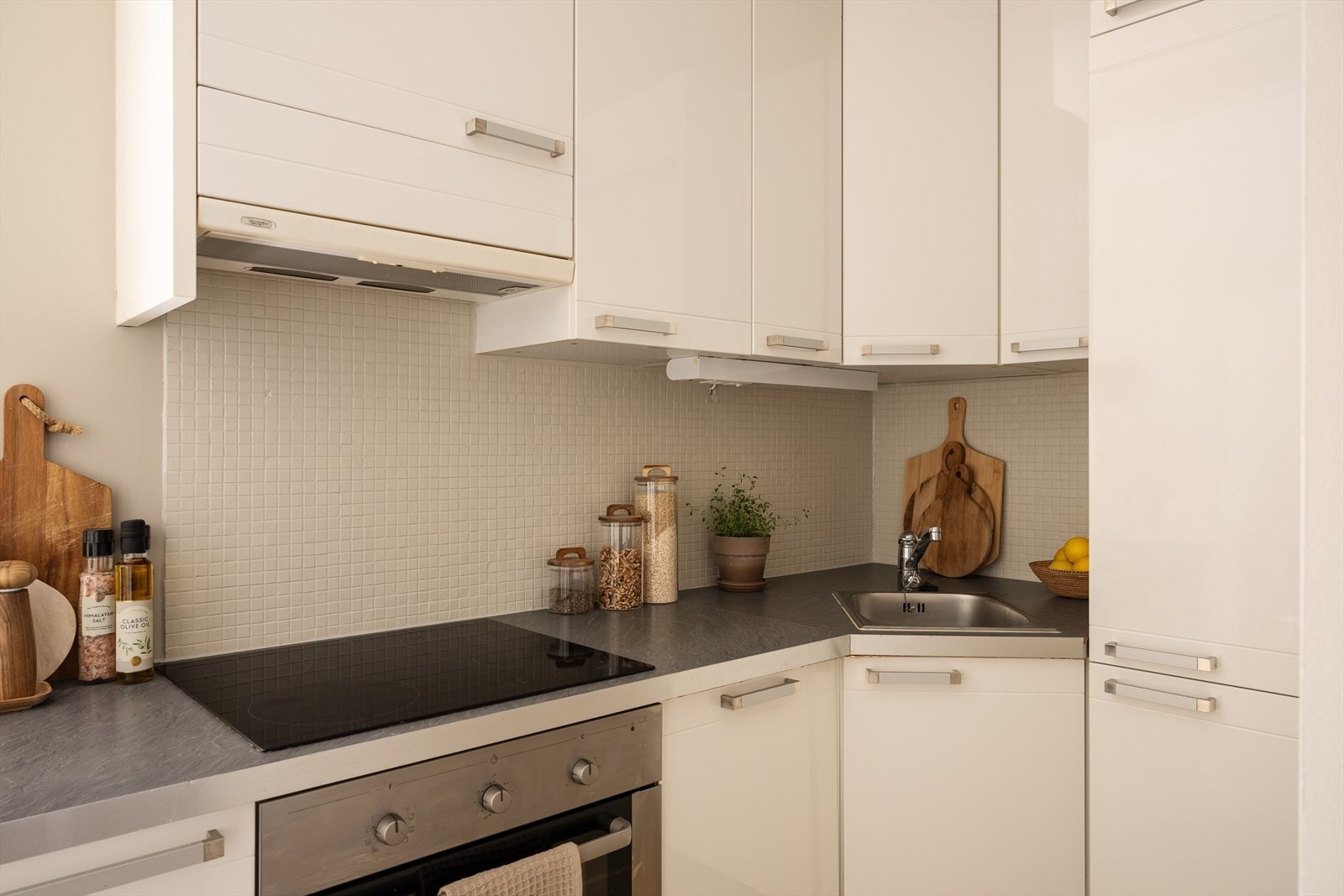 Kjøkkenet er utstyrt med induksjonstopp fra 2017, smal oppvaskmaskin og integrert kjøl/frys. Galleribilde