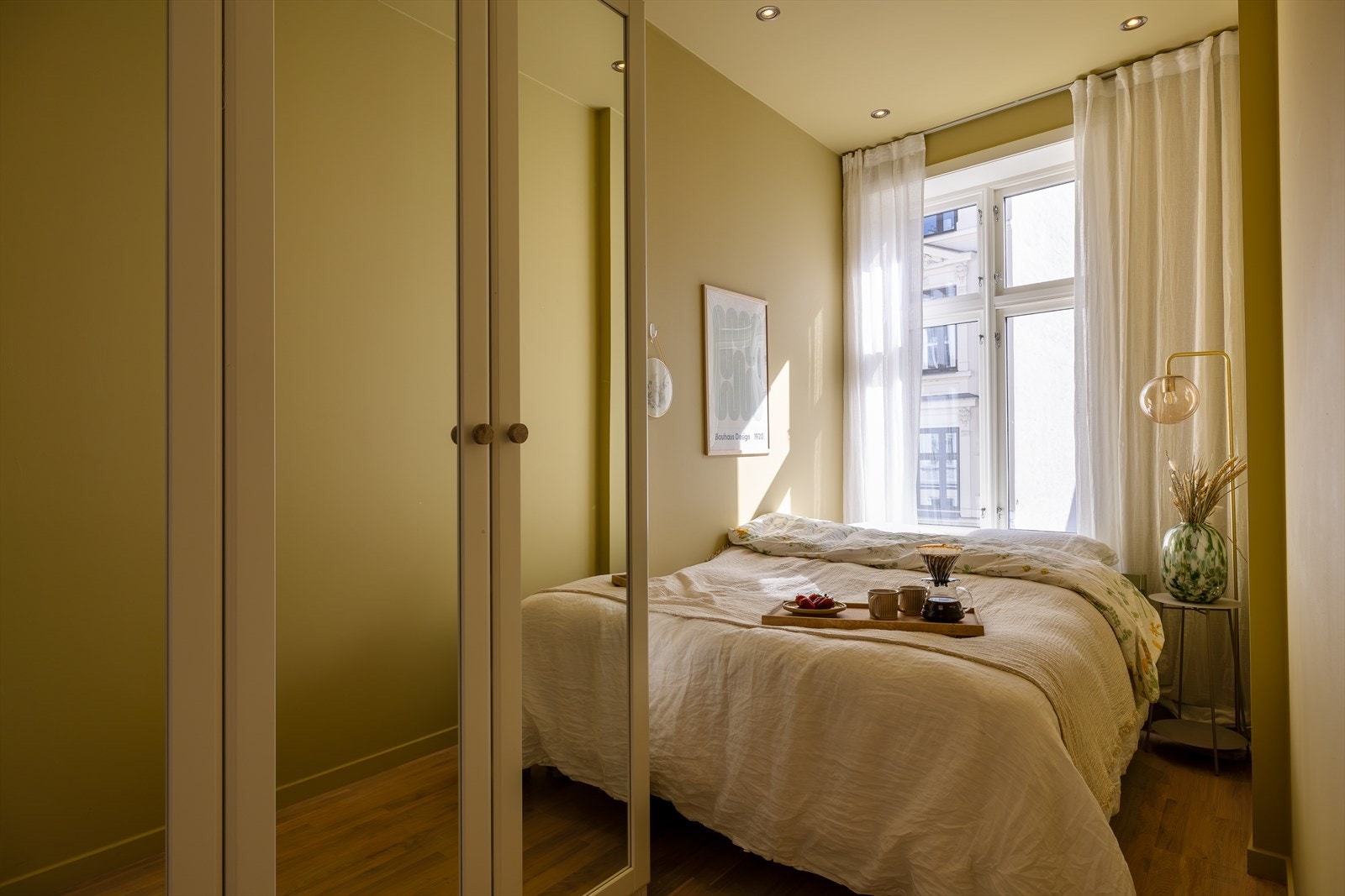 Boligen har tre gode soverom, det ene soverommet har god plass til dobbeltseng og stort garderobeskap som medfølger salget. Galleribilde