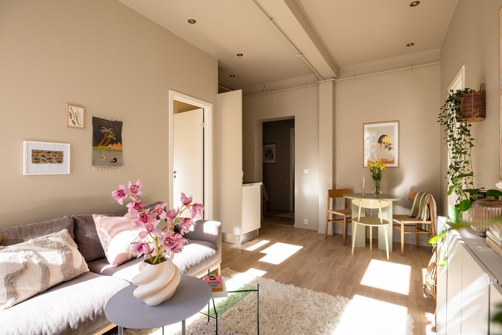 En rålekker 4-roms med god og gjennomgående planløsning samt egen garasje til bilen. Galleribilde