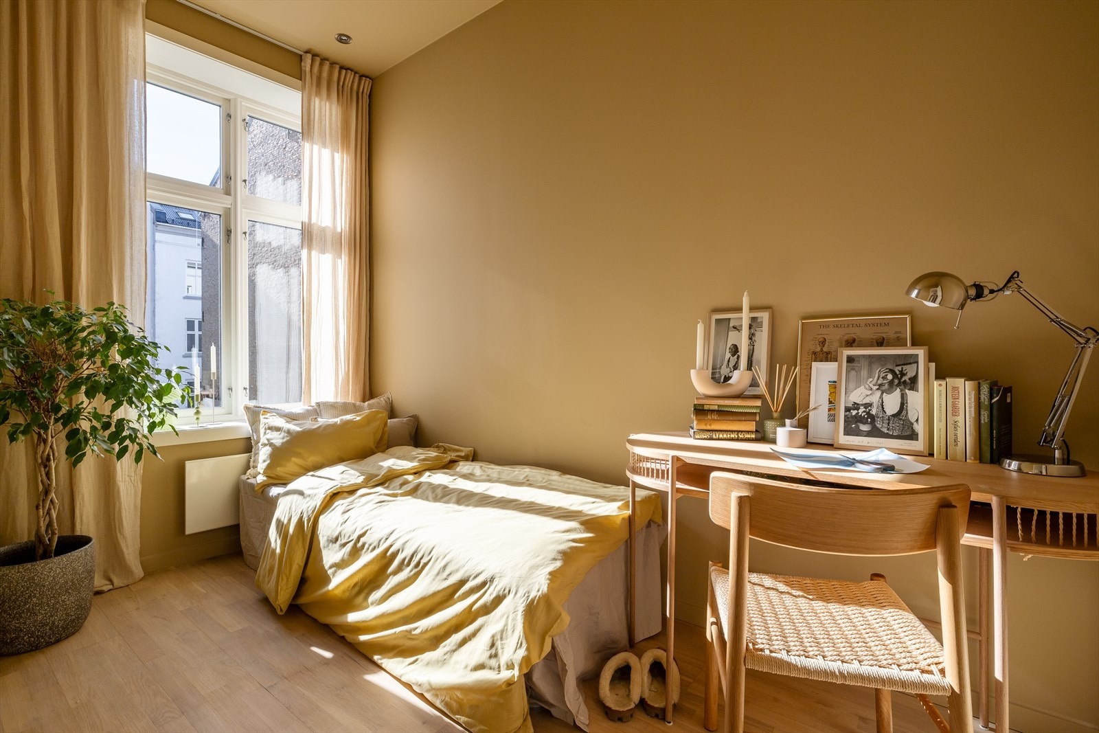 Soverom 2 er også romslig med god plass til ønsket seng, skap og/eller kontorløsning. Galleribilde