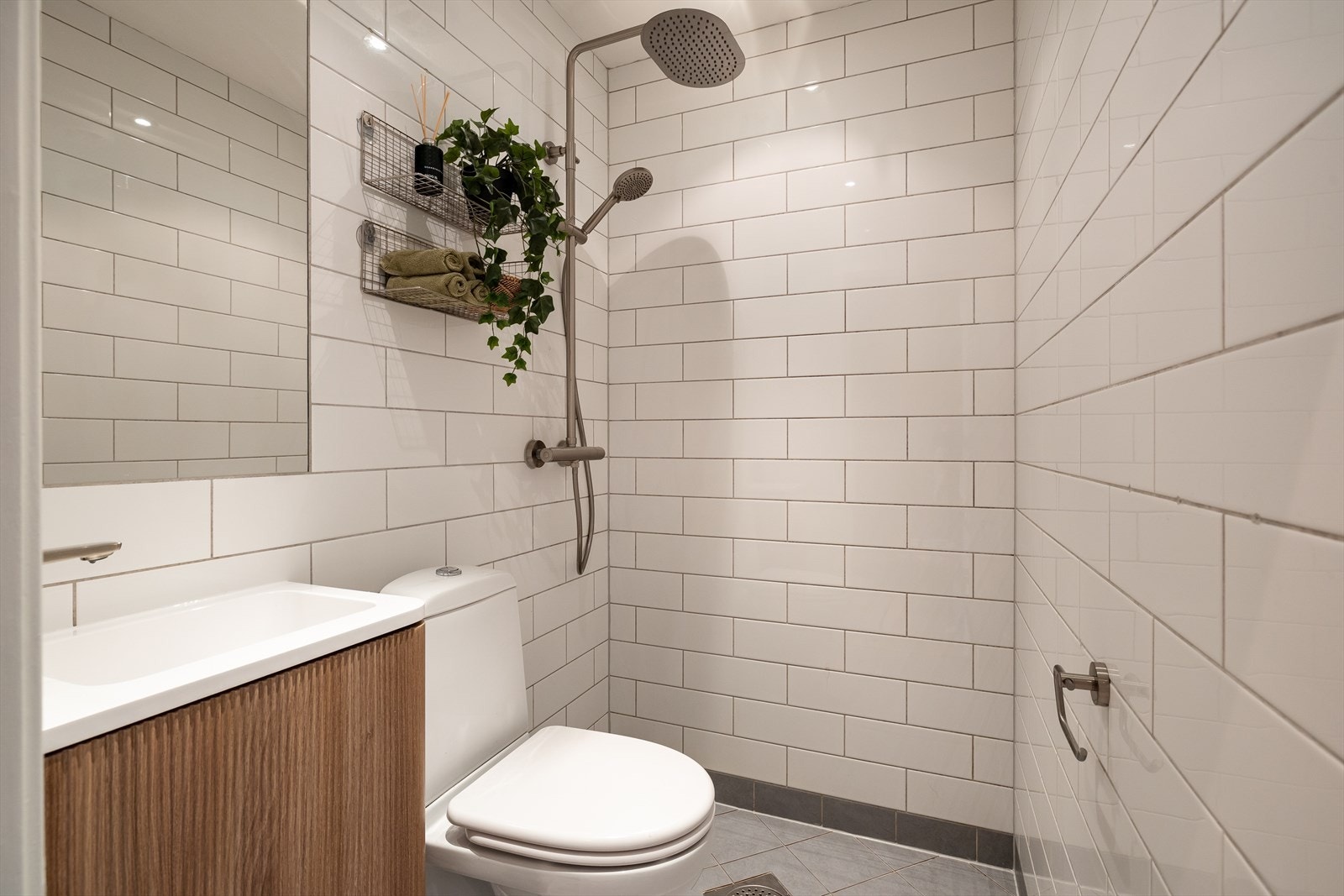 Flislagt bad med gulvvarme og downlights som gir en behagelig atmosfære under morgen- og kveldstellet. Galleribilde