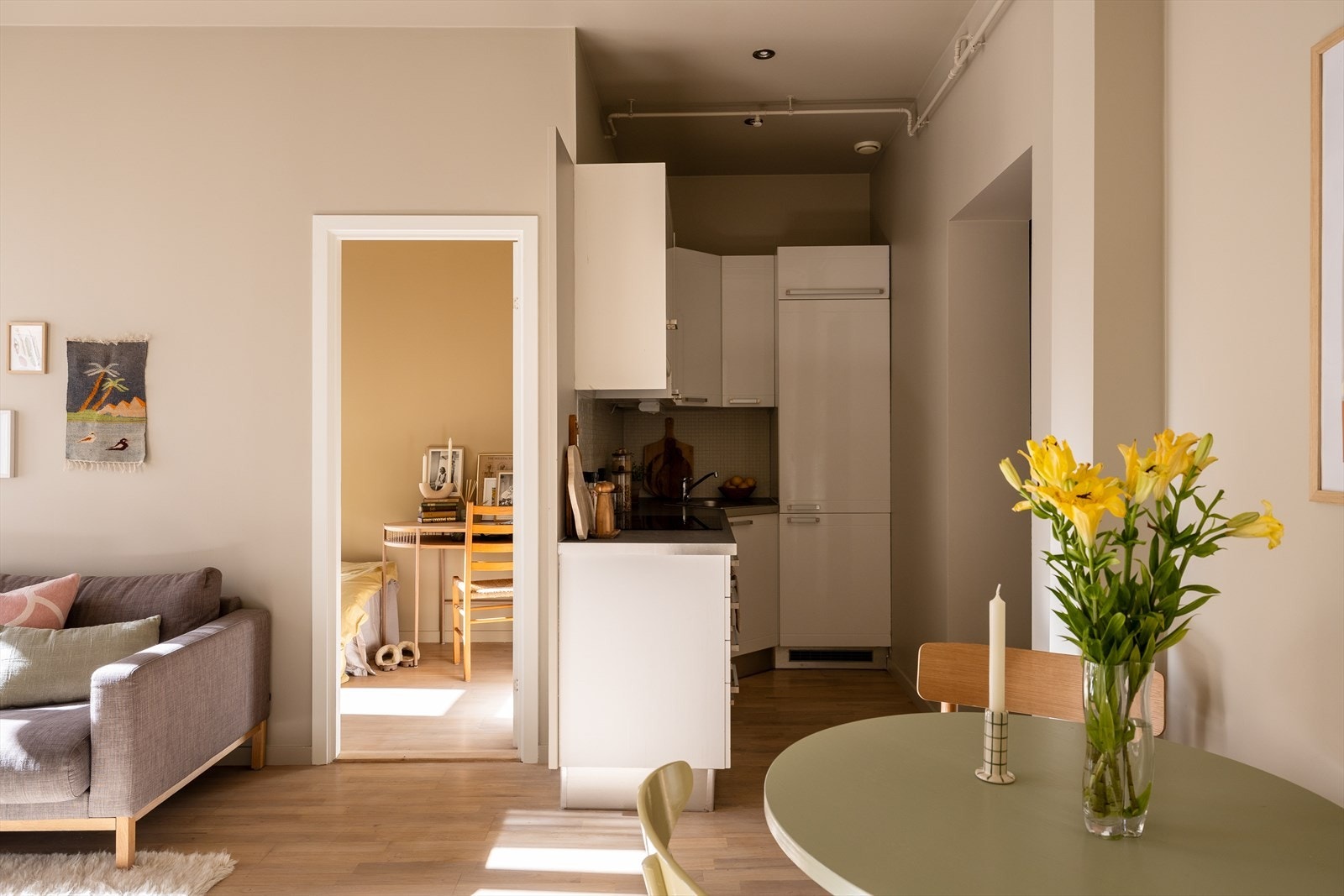 Boligen har åpen stue- og kjøkkenløsning, men det føles likevel separat siden kjøkkenet er trukket inn i egen nisje. Galleribilde