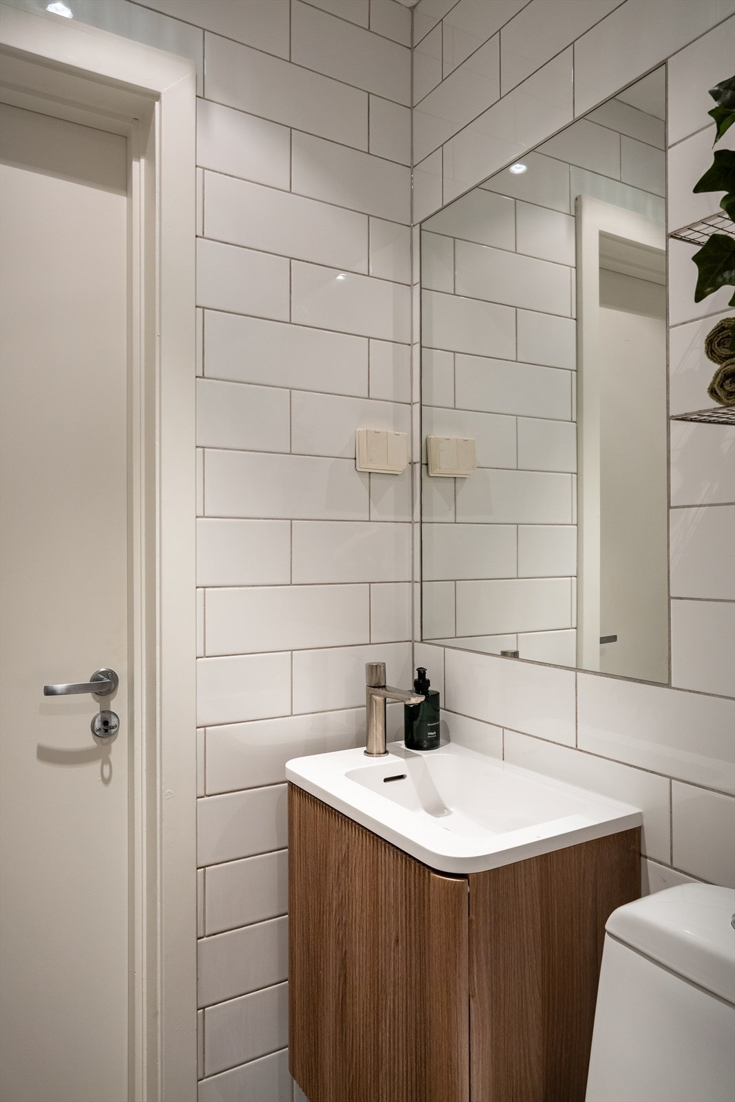 Badet har ny servant med skap, dusjgarnityr med regnfallsdusj og blandebatterier fra 2025. Galleribilde