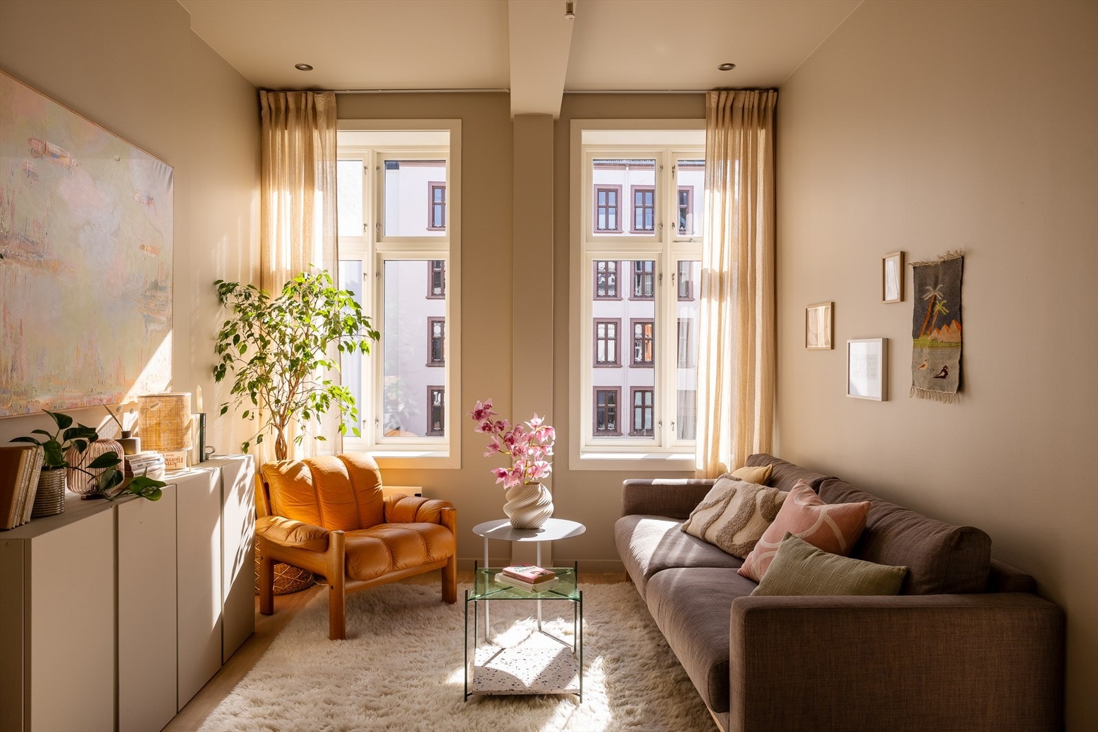 Boligen ble i 2024 malt opp i delikate farger, både på veggflater, i tak og listverk. Galleribilde