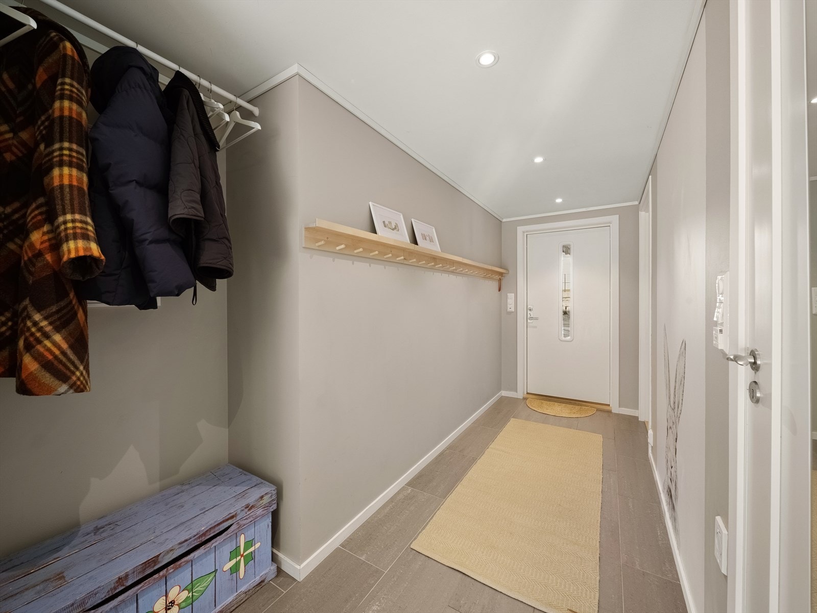 Flislagt entré/hall med varmekabler i gulv. Her er videre tilkomst til vaskerom og bad. Galleribilde