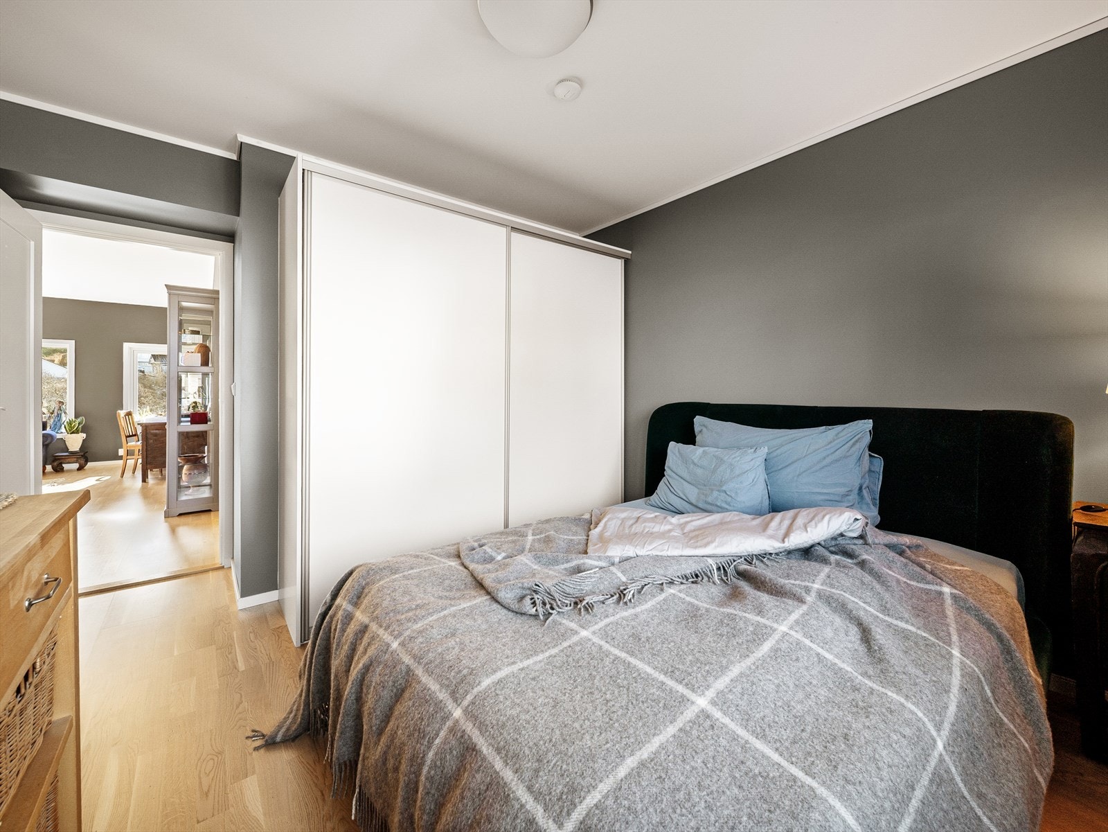 Godt med lagringsplass i skyvedørsgarderobe. Galleribilde