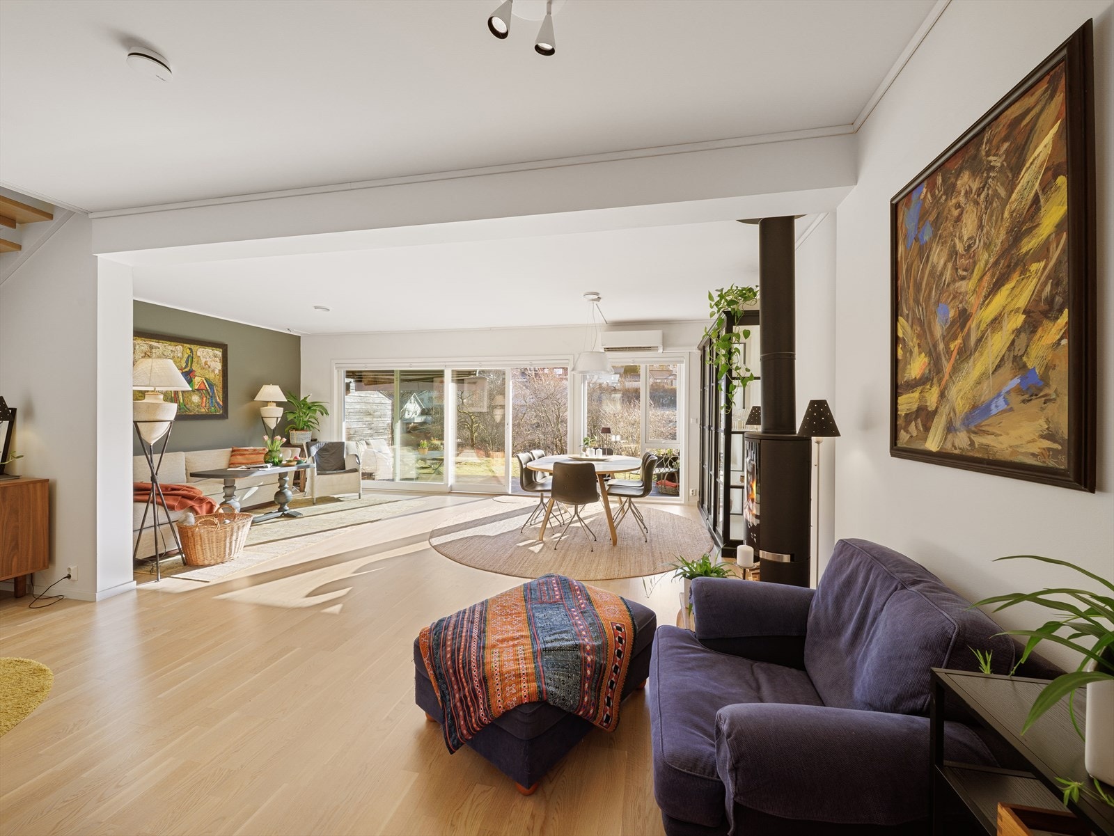 Det er lys eikeparkett på gulv og malte slette veggflater (gips). Galleribilde