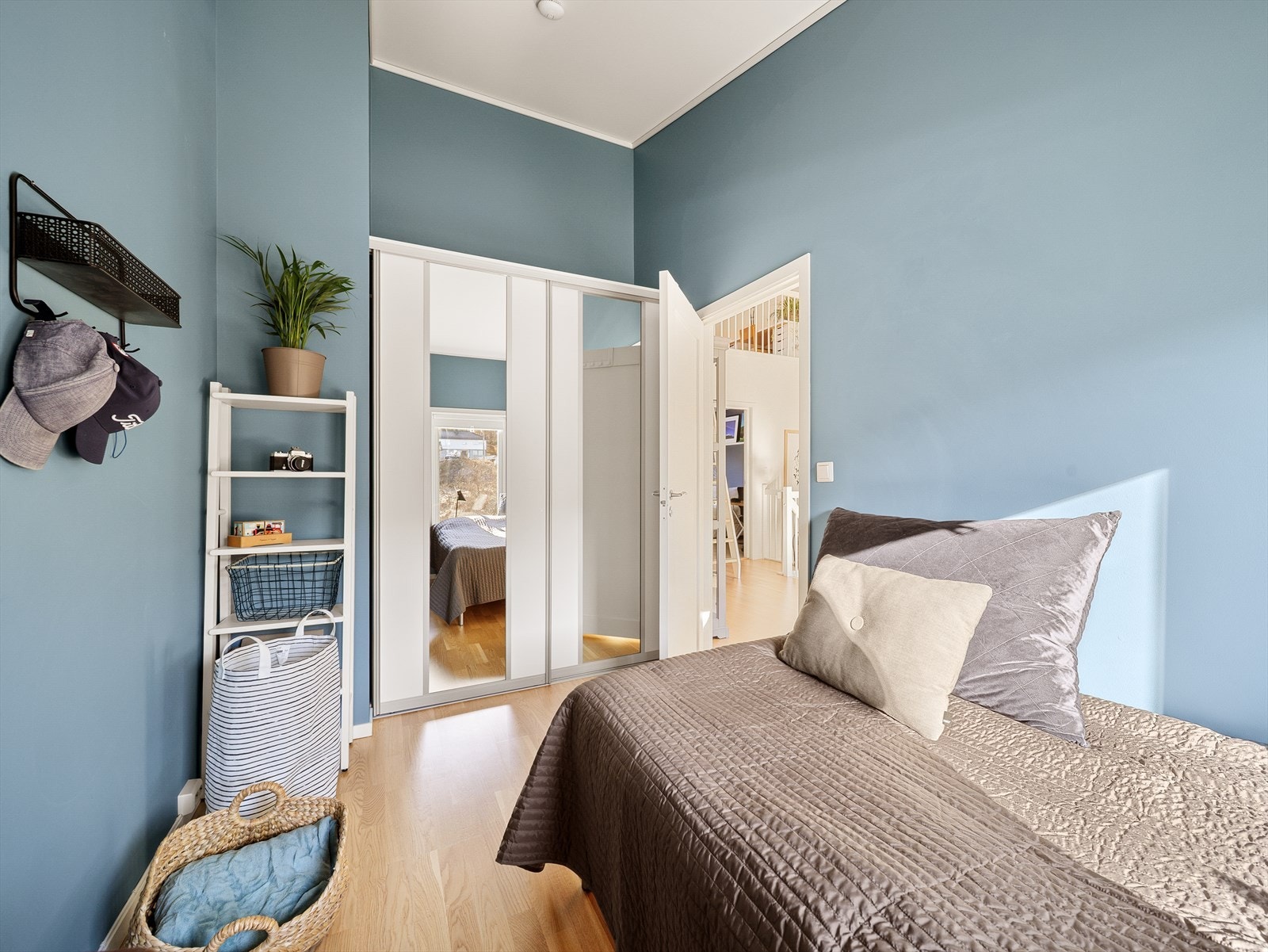 Godt med lagringsplass i skyvedørsgarderobe. Galleribilde