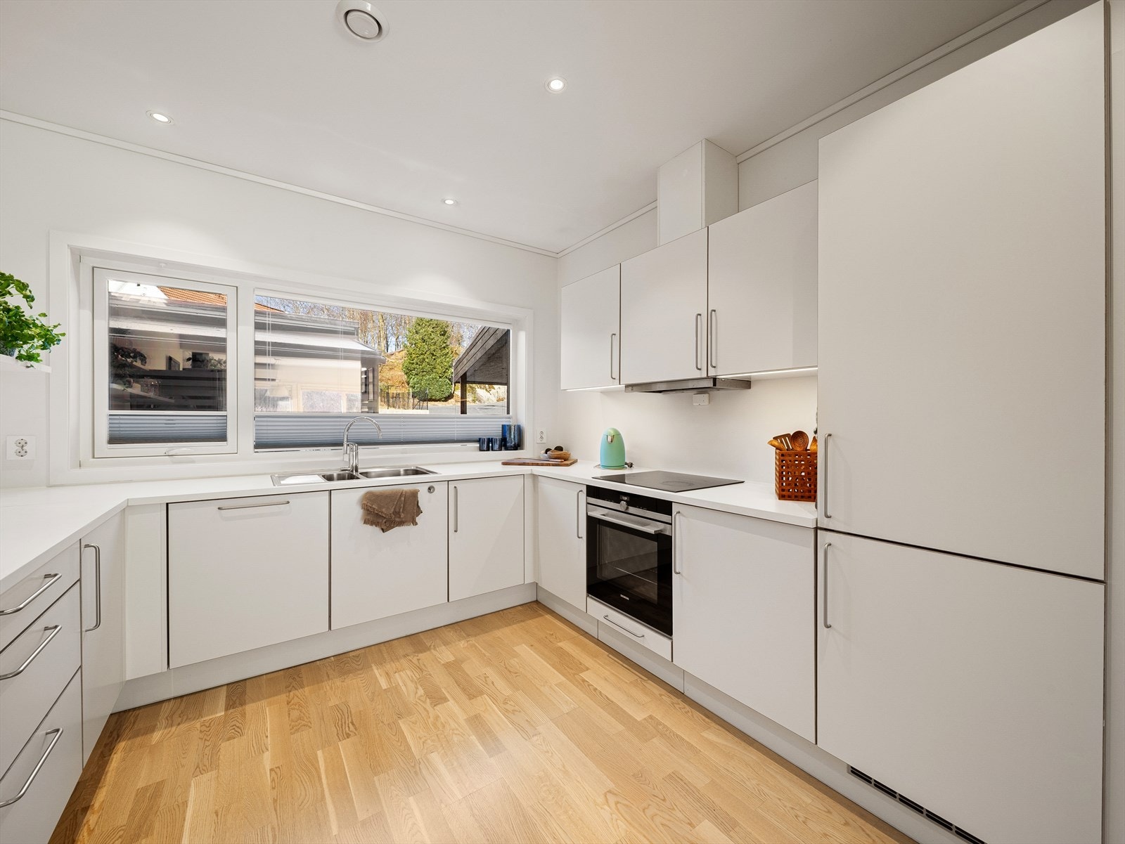 Pent HTH-kjøkken med god skap- og benkeplass. Galleribilde