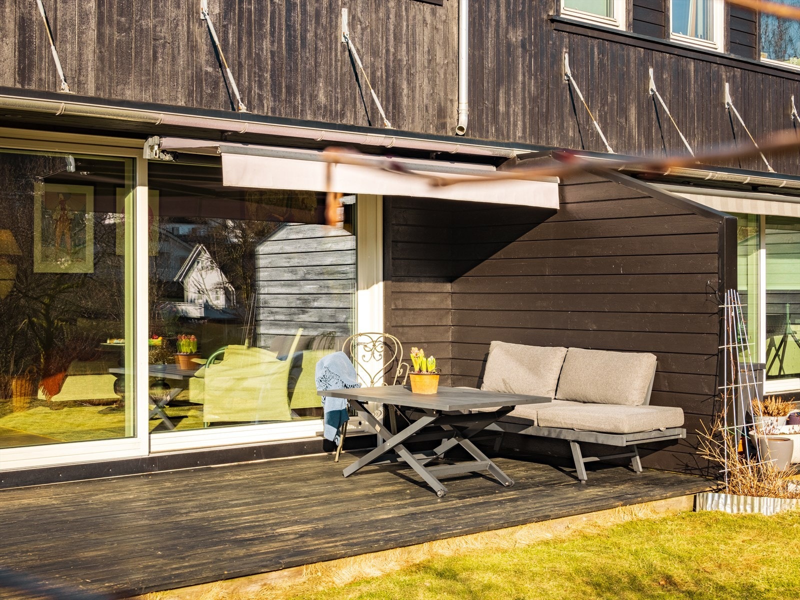 God plass til diverse utemøbler, grill og beplantning. Galleribilde